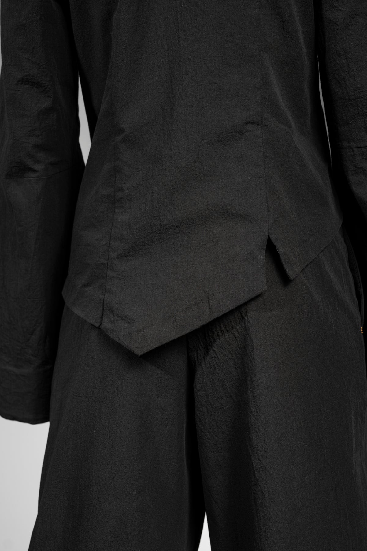 eigensinnig wien | Cailb | Schwarzer, asymmetrischer Designerblazer für Damen aus japanischer Baumwolle