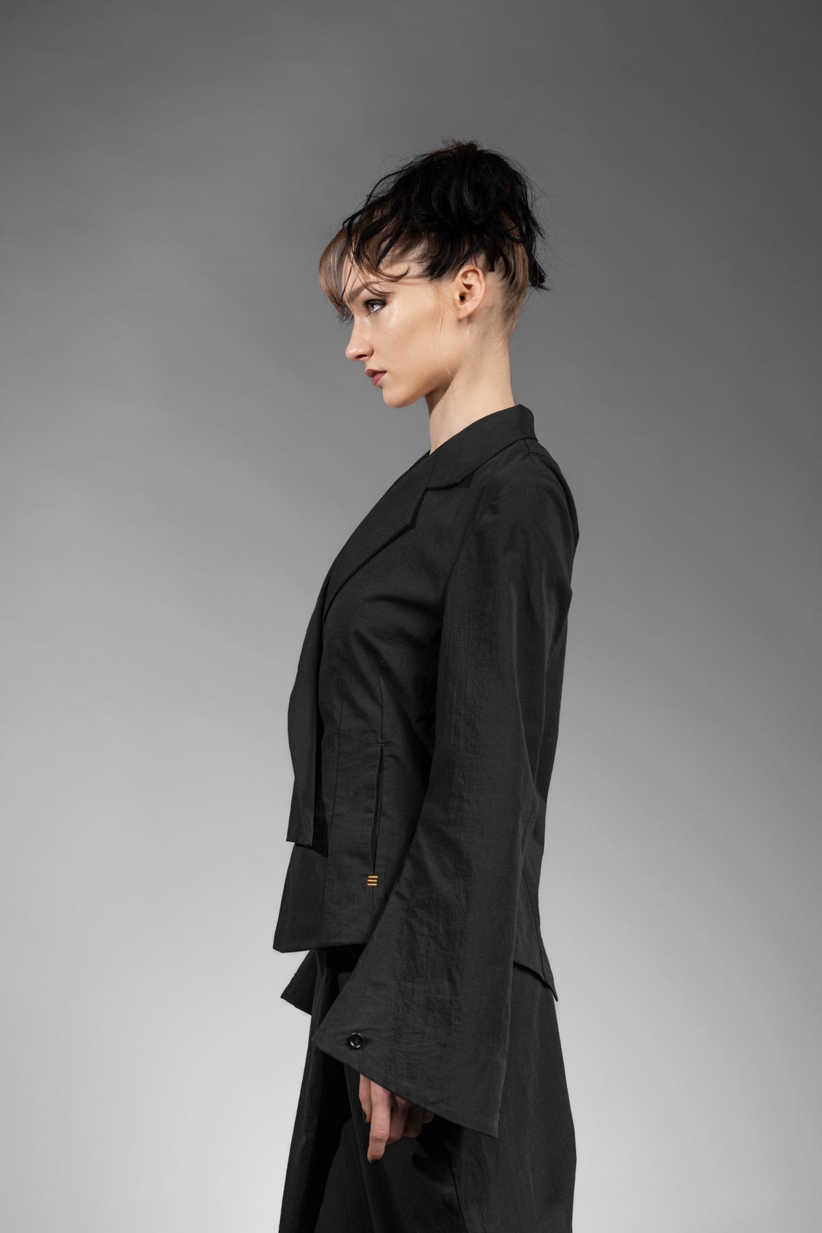 eigensinnig wien | Cailb | Schwarzer, asymmetrischer Designerblazer für Damen aus japanischer Baumwolle