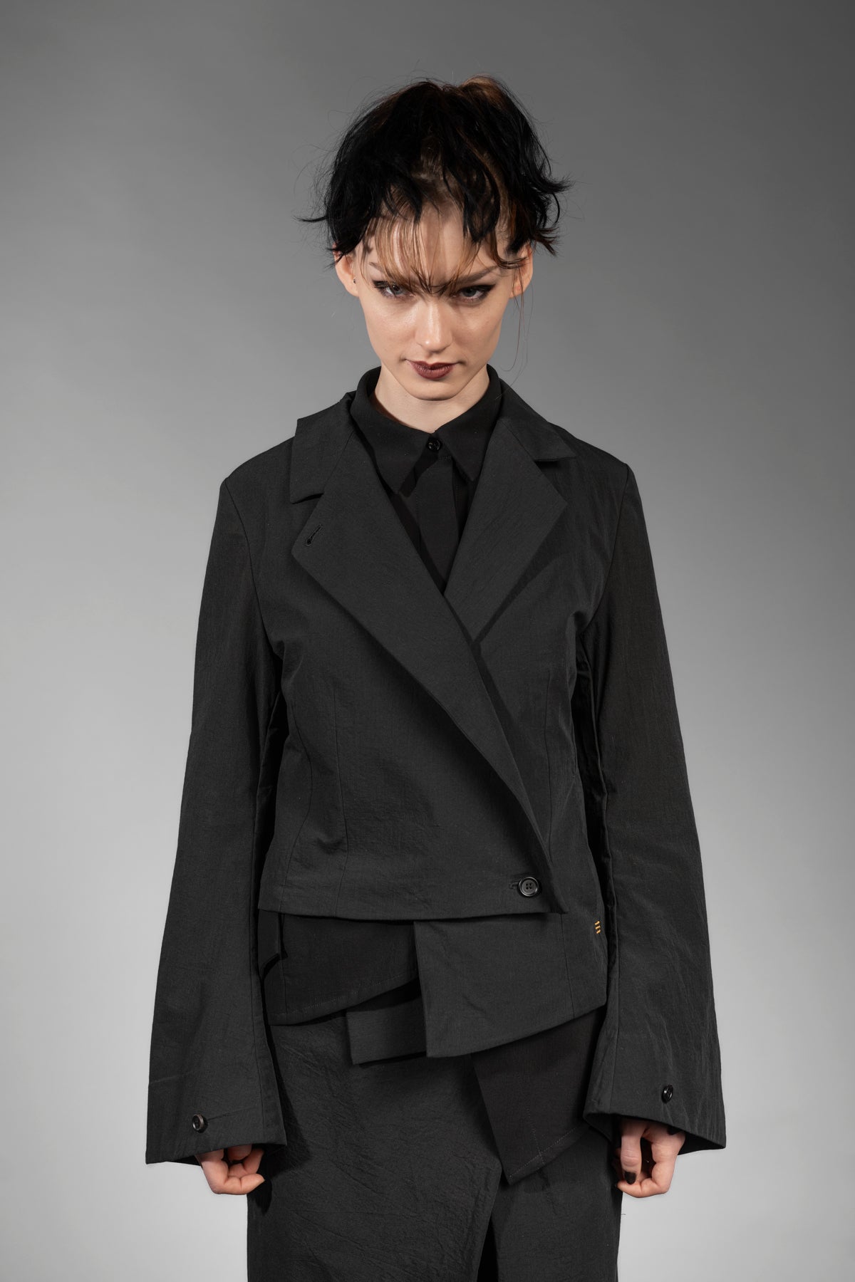 eigensinnig wien | Cailb | Schwarzer, asymmetrischer Designerblazer für Damen aus japanischer Baumwolle