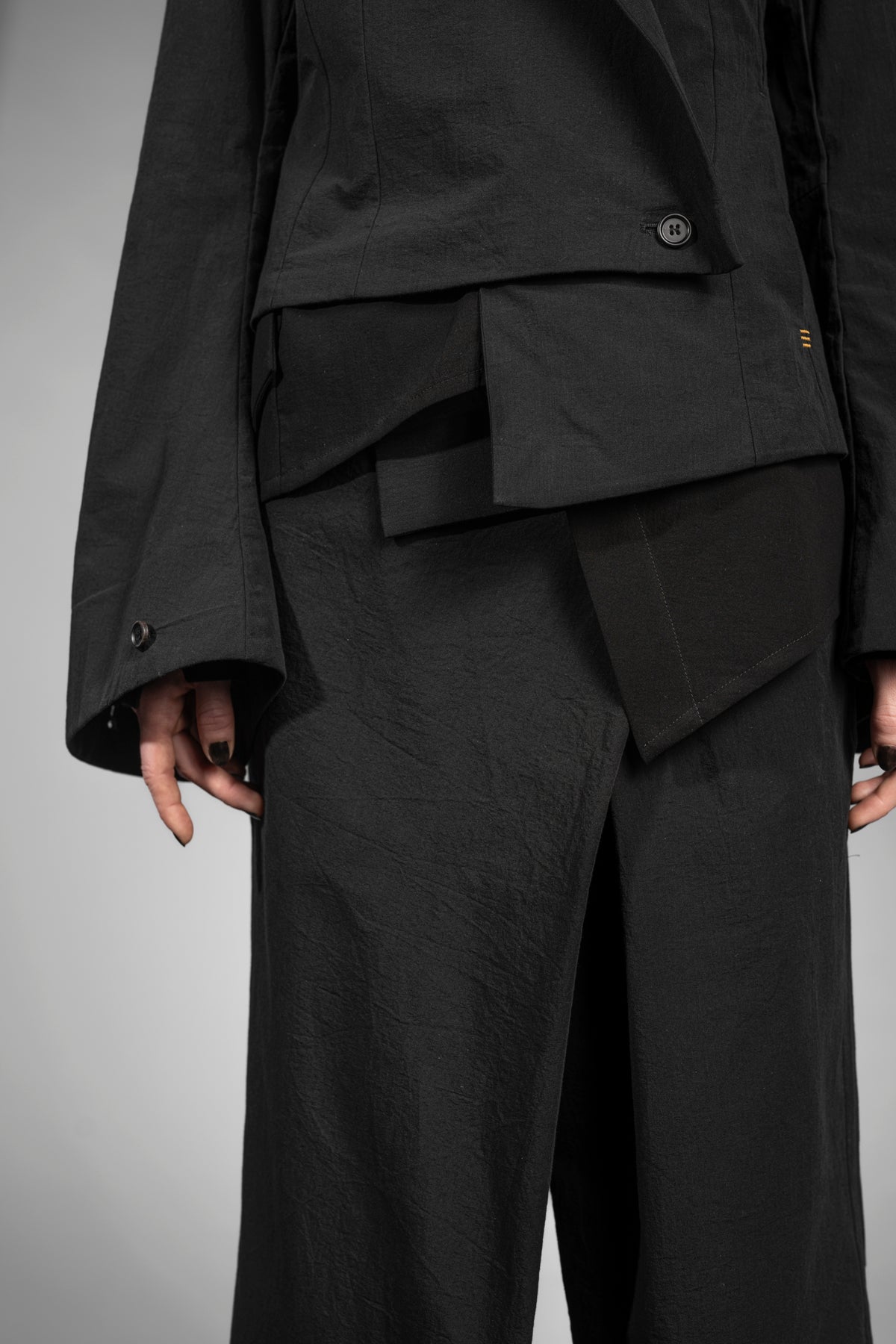 eigensinnig wien | Cailb | Schwarzer, asymmetrischer Designerblazer für Damen aus japanischer Baumwolle