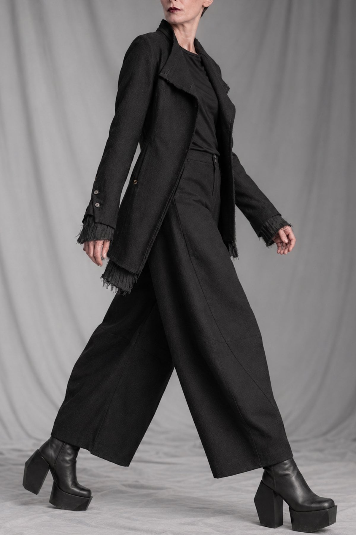 eigensinnig wien | CamNin | Extravaganter Damen-Hosenanzug aus italienischer Wolle mit Barrel-Leg-Hose