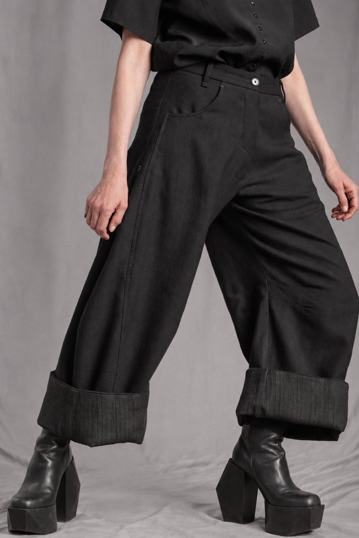 eigensinnig wien | CamNin | Extravaganter Damen-Hosenanzug aus italienischer Wolle mit Barrel-Leg-Hose