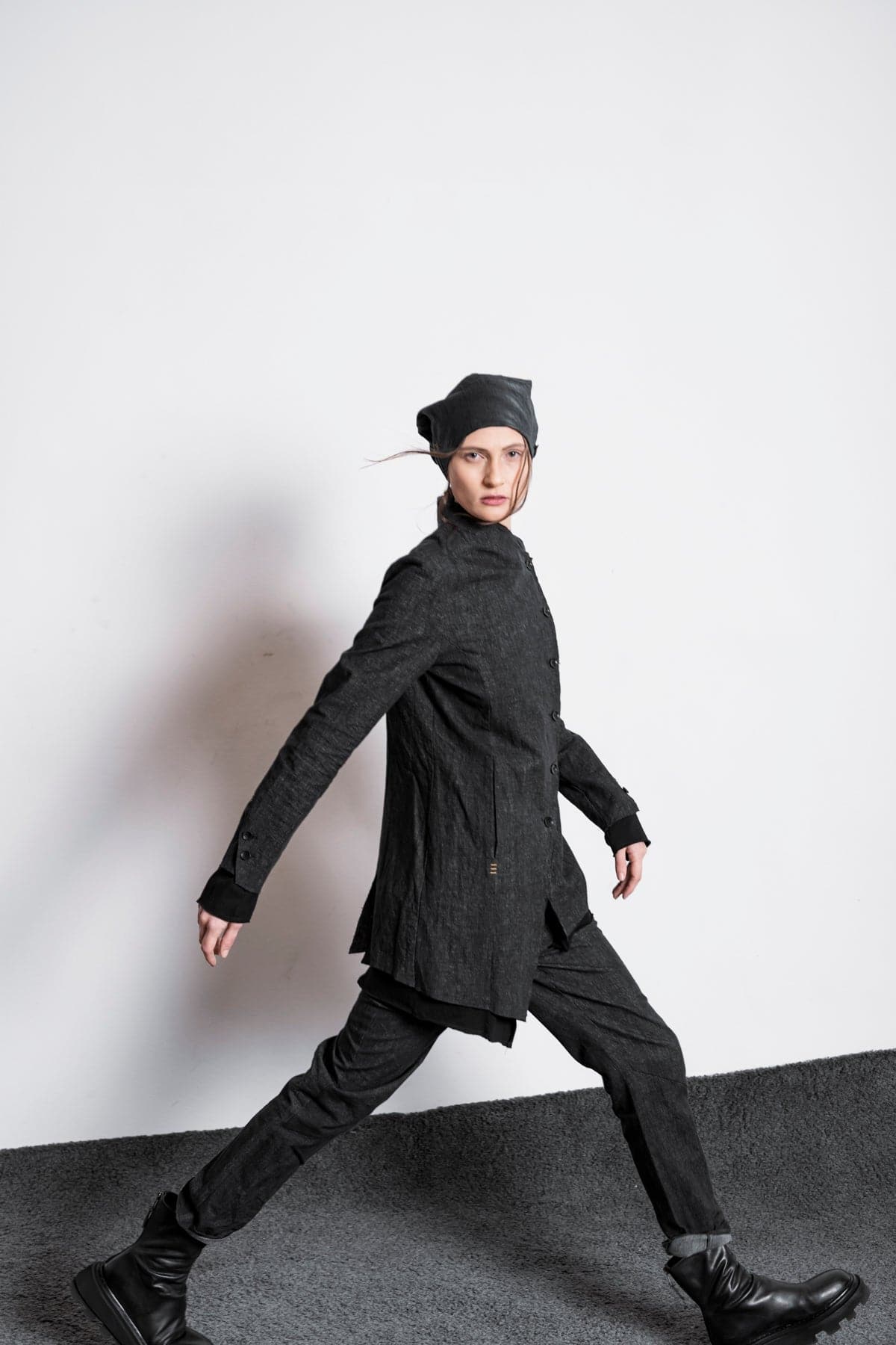 eigensinnig wien | Camus | Asymmetrische, schwarze Biker Jacke für Damen aus beschichtetem Leinen