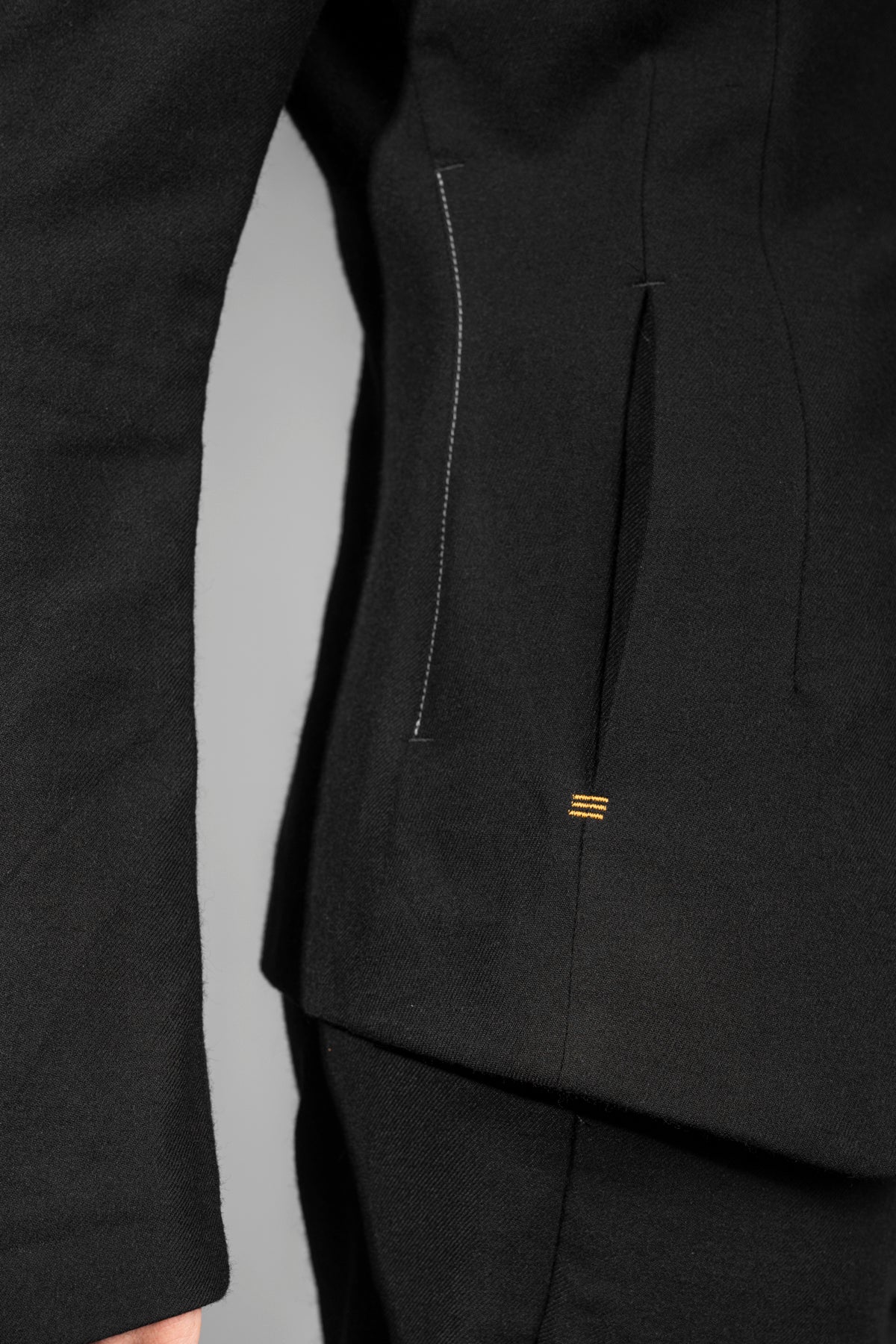 eigensinnig wien | Cardea | Designer Damen Jackenblazer aus schwarzer japanischer Wolle