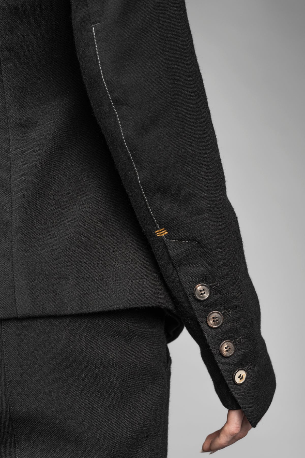 eigensinnig wien | Cardea | Designer Damen Jackenblazer aus schwarzer japanischer Wolle