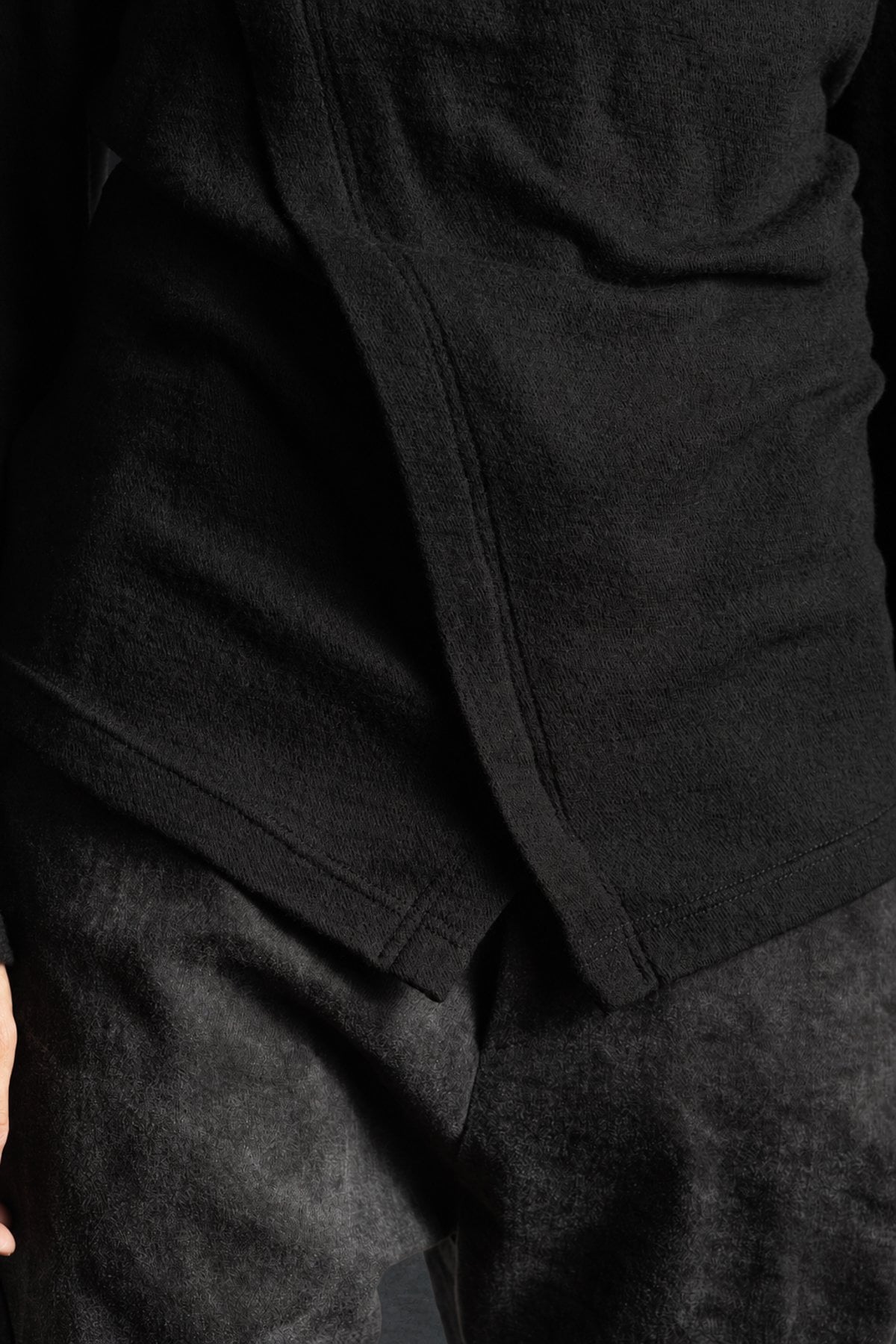 eigensinnig wien | CBGB | Schwarzer dekonstruierter Designer-Pullover aus hochwertigem Wollmix