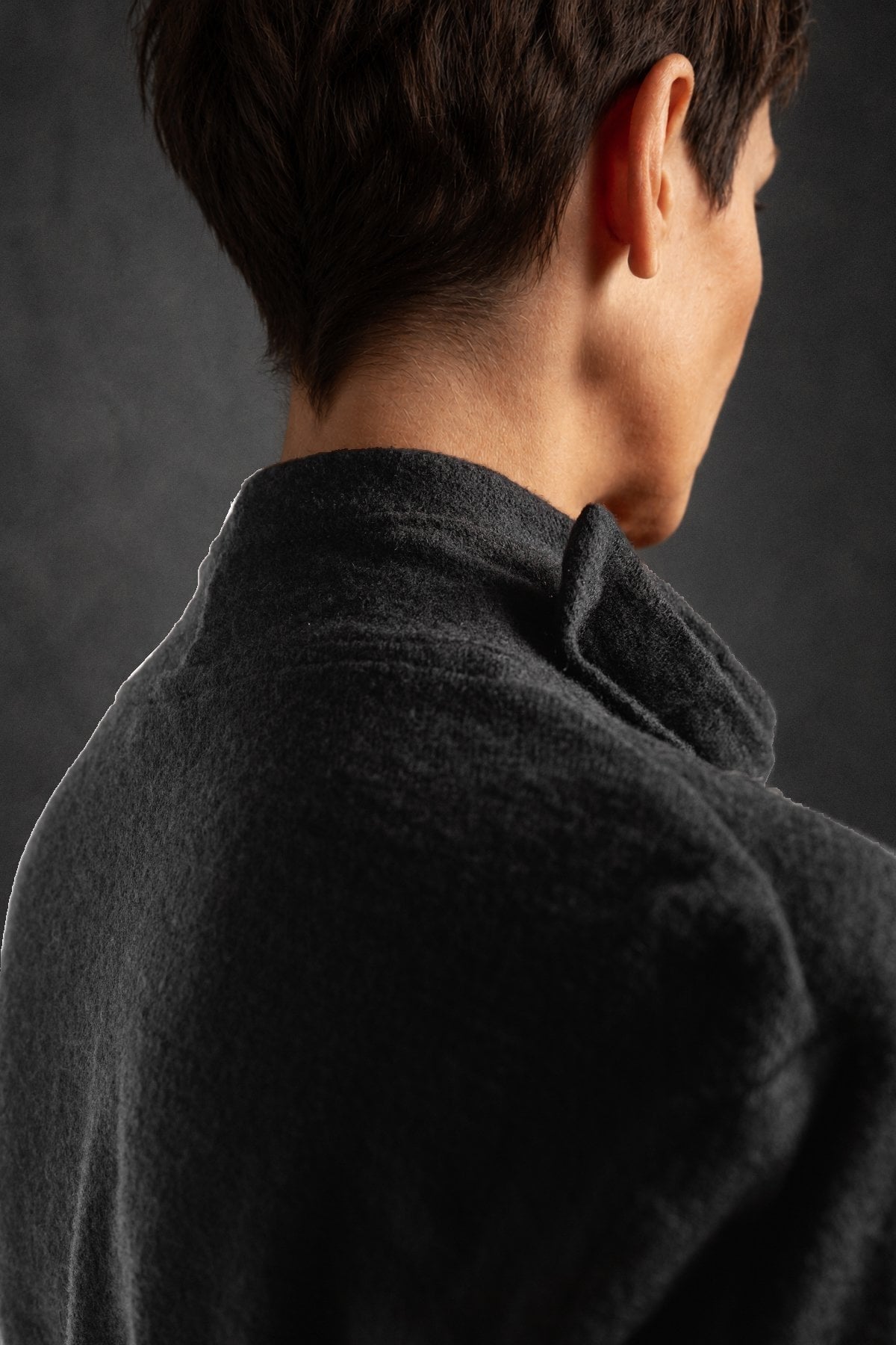 eigensinnig wien | CBGB | Schwarzer dekonstruierter Designer-Pullover aus hochwertigem Wollmix