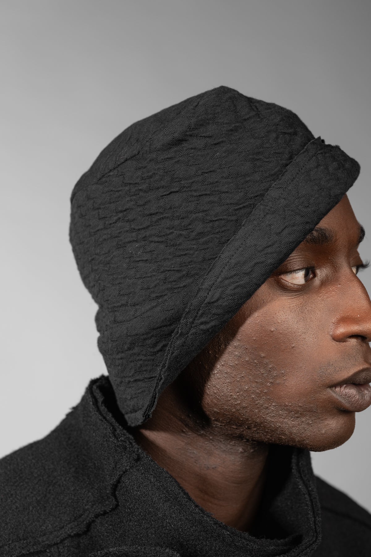 eigensinnig wien | Chaplin | Schwarzer Winter Bucket Hat für Herren und Damen aus Merinowolle