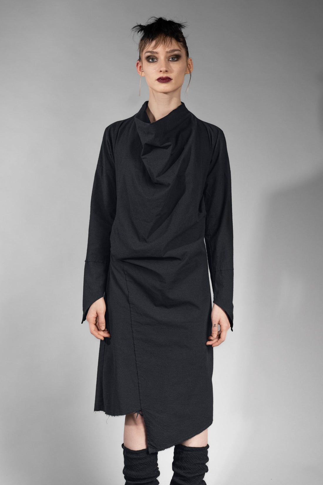 eigensinnig wien | Charleston | Asymmetrisches, schwarzes Kleid in außergewöhnlichem Design aus Seide