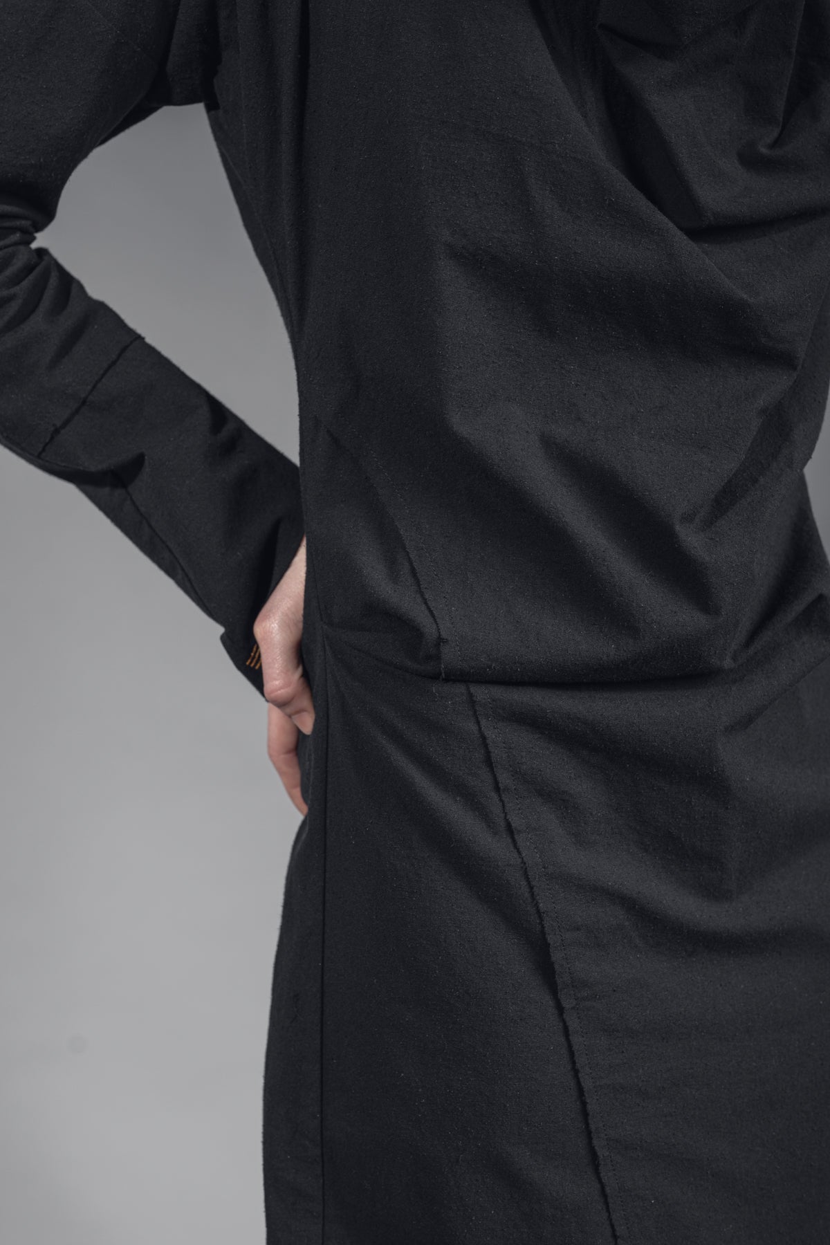 eigensinnig wien | Charleston | Asymmetrisches, schwarzes Kleid in außergewöhnlichem Design aus Seide