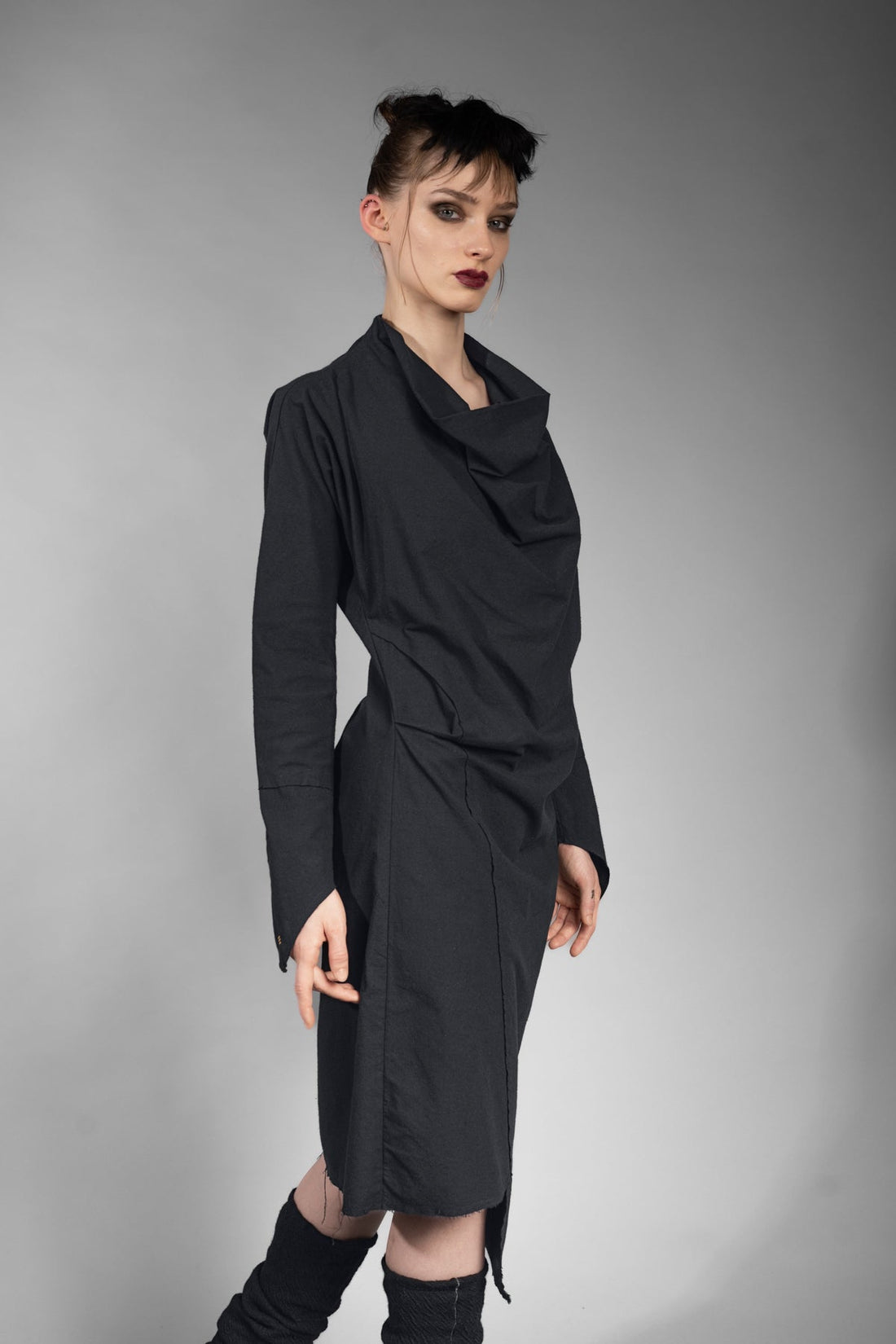 eigensinnig wien | Charleston | Asymmetrisches, schwarzes Kleid in außergewöhnlichem Design aus Seide