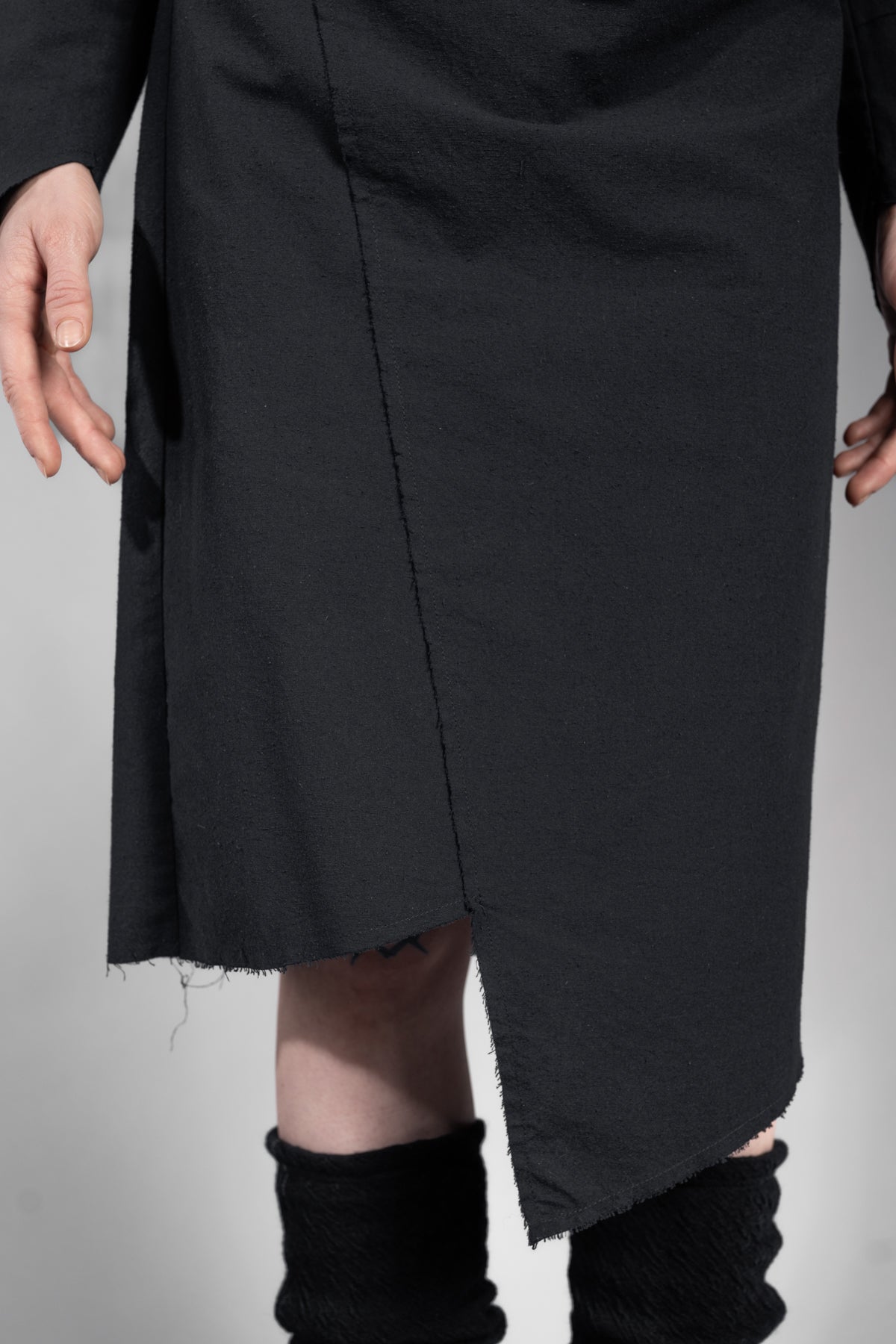 eigensinnig wien | Charleston | Asymmetrisches, schwarzes Kleid in außergewöhnlichem Design aus Seide