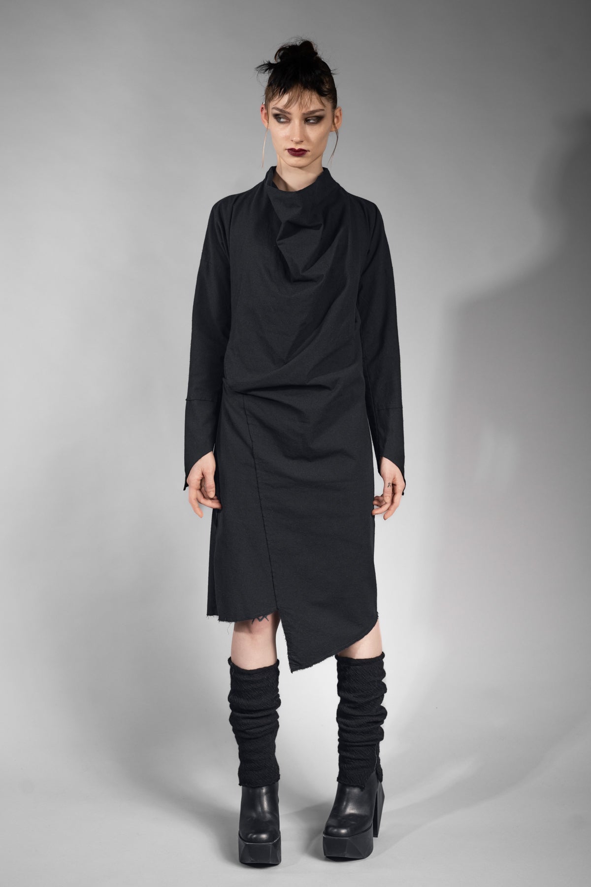 eigensinnig wien | Charleston | Asymmetrisches, schwarzes Kleid in außergewöhnlichem Design aus Seide