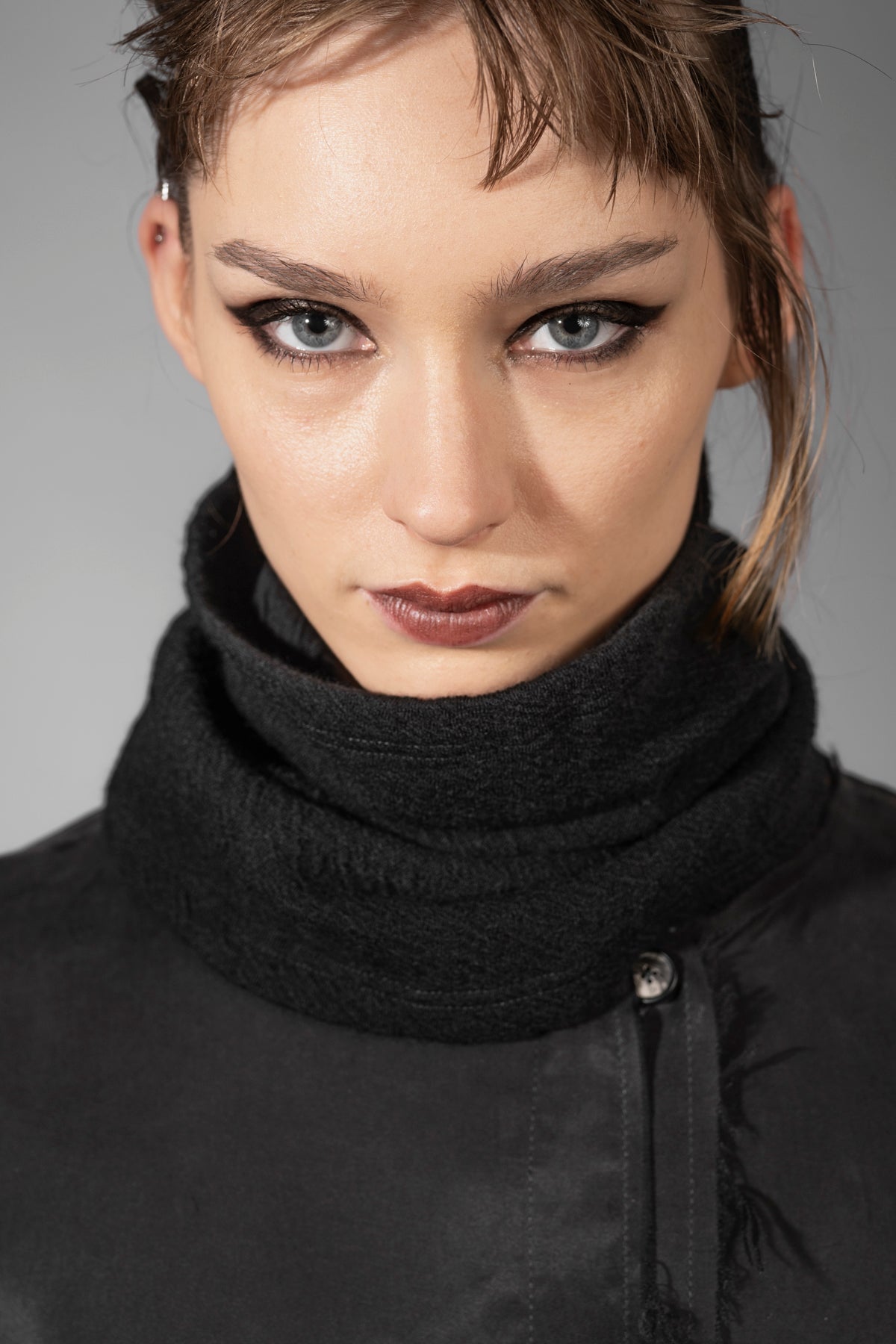 eigensinnig wien | Charybdis | Schlauchschal und Beanie in Einem aus schwarzer Merino Wolle