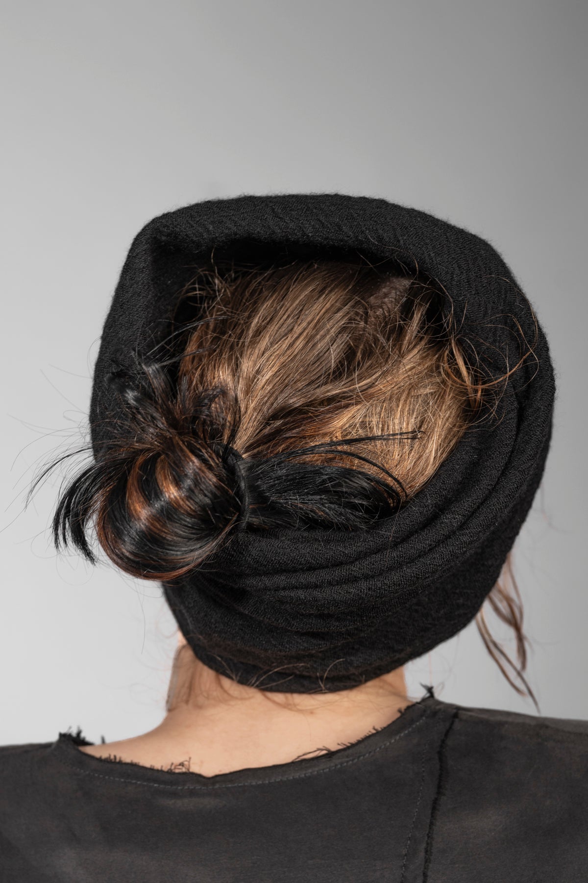 eigensinnig wien | Charybdis | Schlauchschal und Beanie in Einem aus schwarzer Merino Wolle