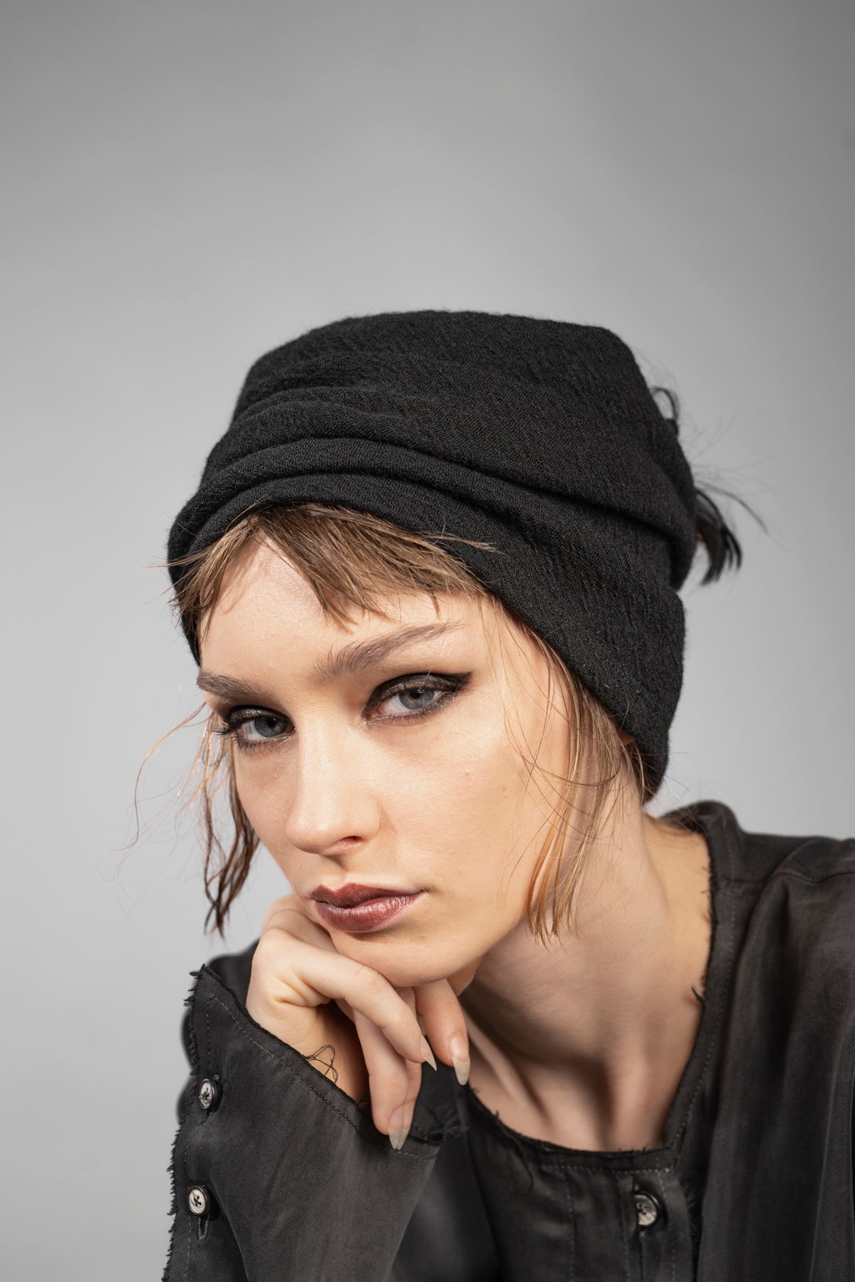 eigensinnig wien | Charybdis | Schlauchschal und Beanie in Einem aus schwarzer Merino Wolle