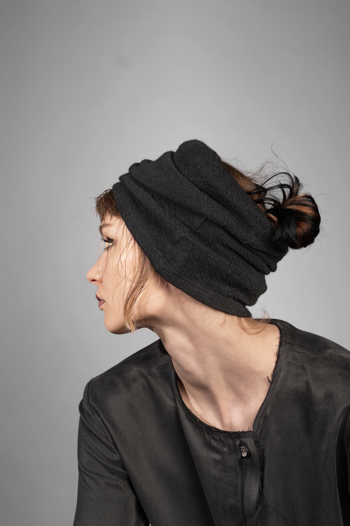 eigensinnig wien | Charybdis | Schlauchschal und Beanie in Einem aus schwarzer Merino Wolle