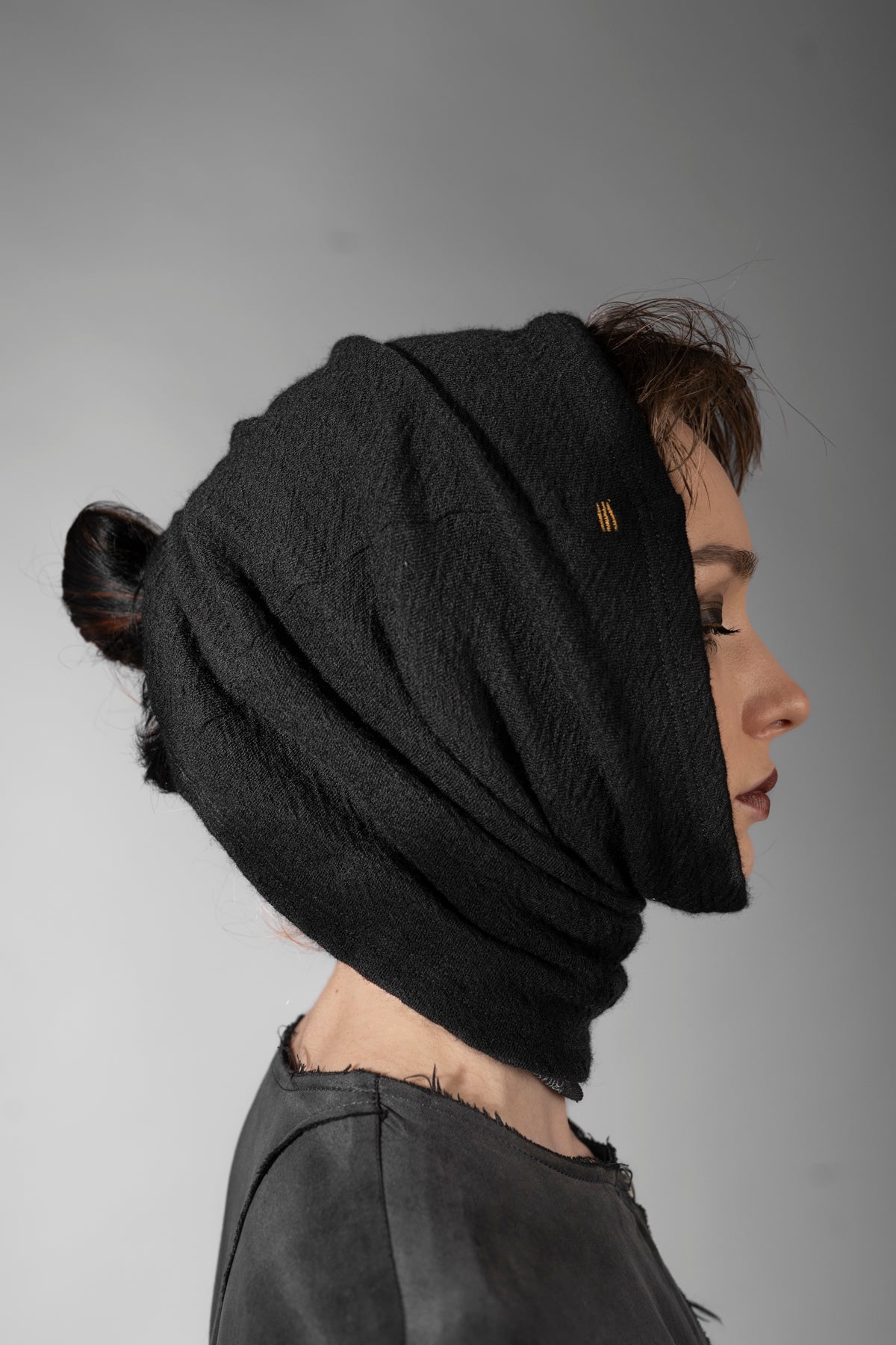 eigensinnig wien | Charybdis | Schlauchschal und Beanie in Einem aus schwarzer Merino Wolle