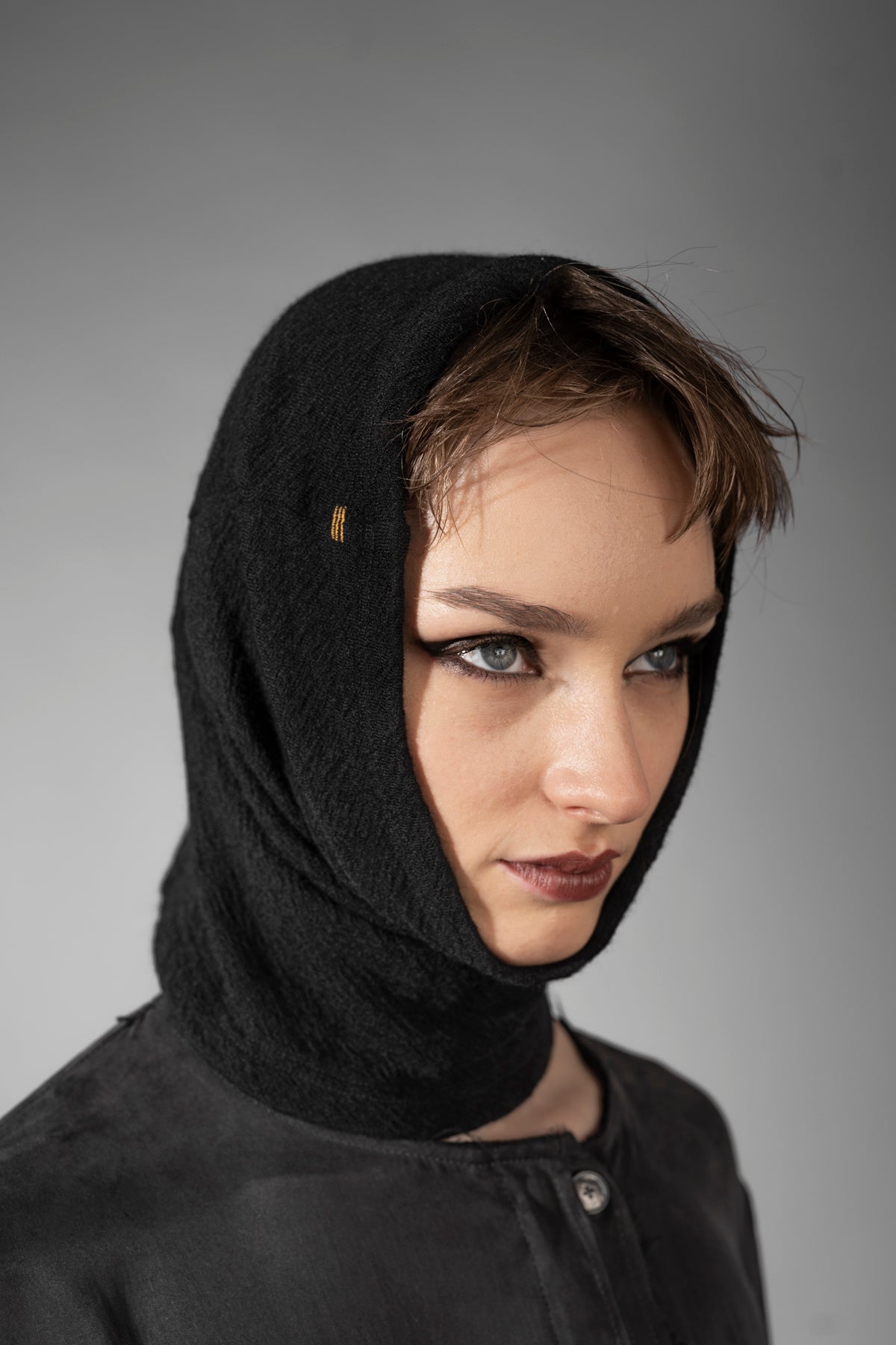 eigensinnig wien | Charybdis | Schlauchschal und Beanie in Einem aus schwarzer Merino Wolle