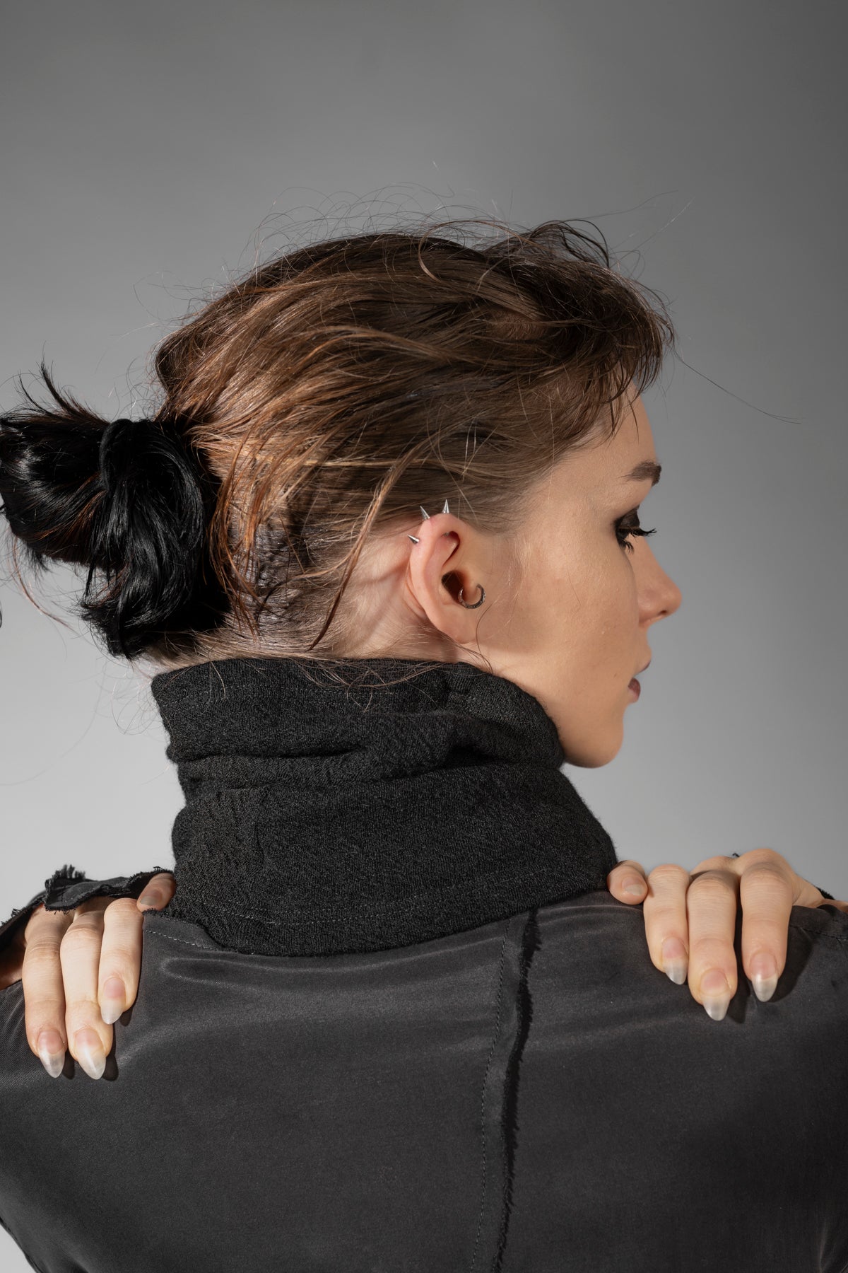 eigensinnig wien | Charybdis | Schlauchschal und Beanie in Einem aus schwarzer Merino Wolle