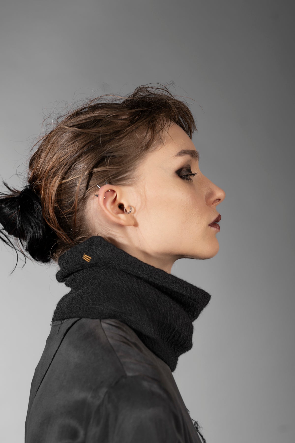 eigensinnig wien | Charybdis | Schlauchschal und Beanie in Einem aus schwarzer Merino Wolle