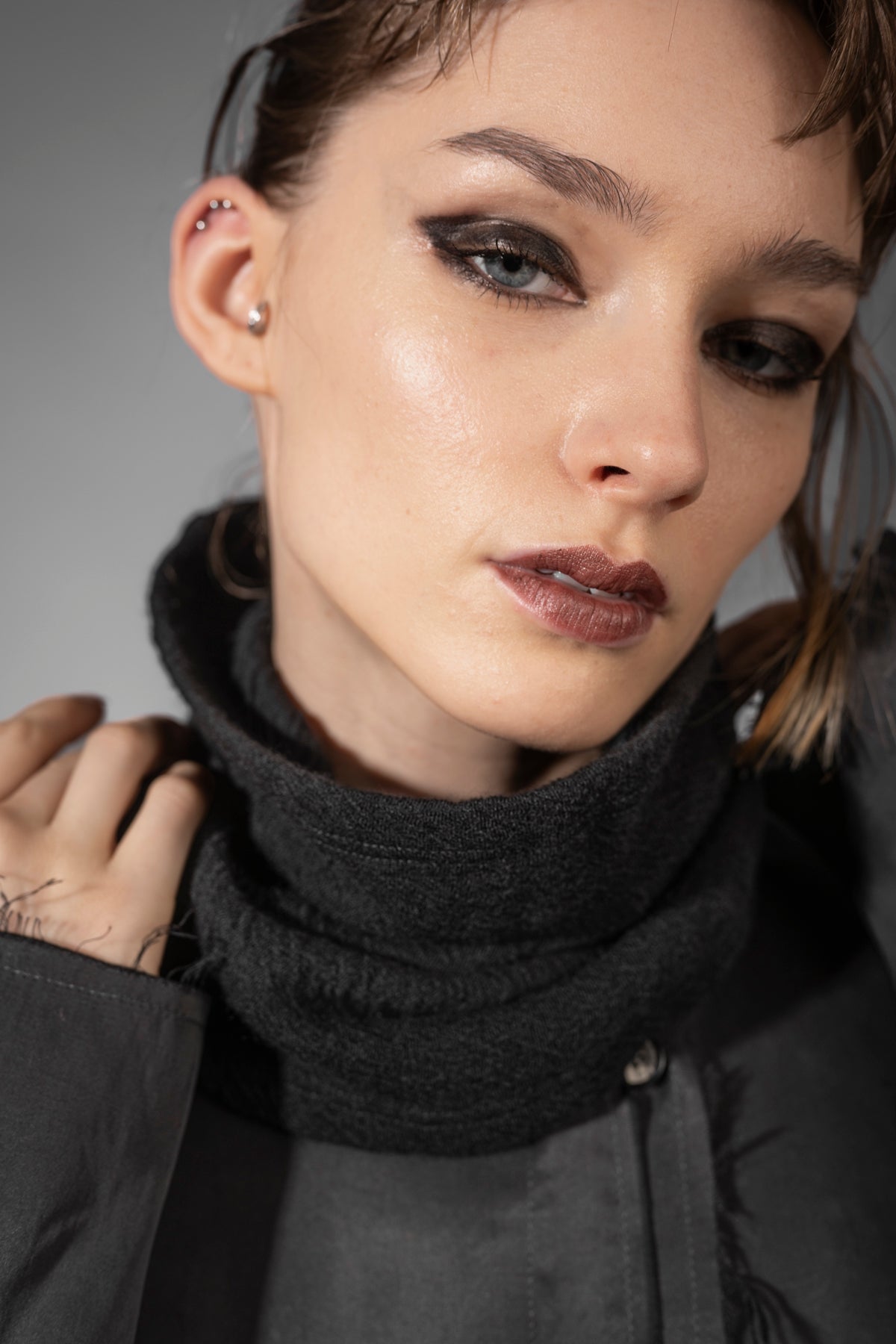 eigensinnig wien | Charybdis | Schlauchschal und Beanie in Einem aus schwarzer Merino Wolle