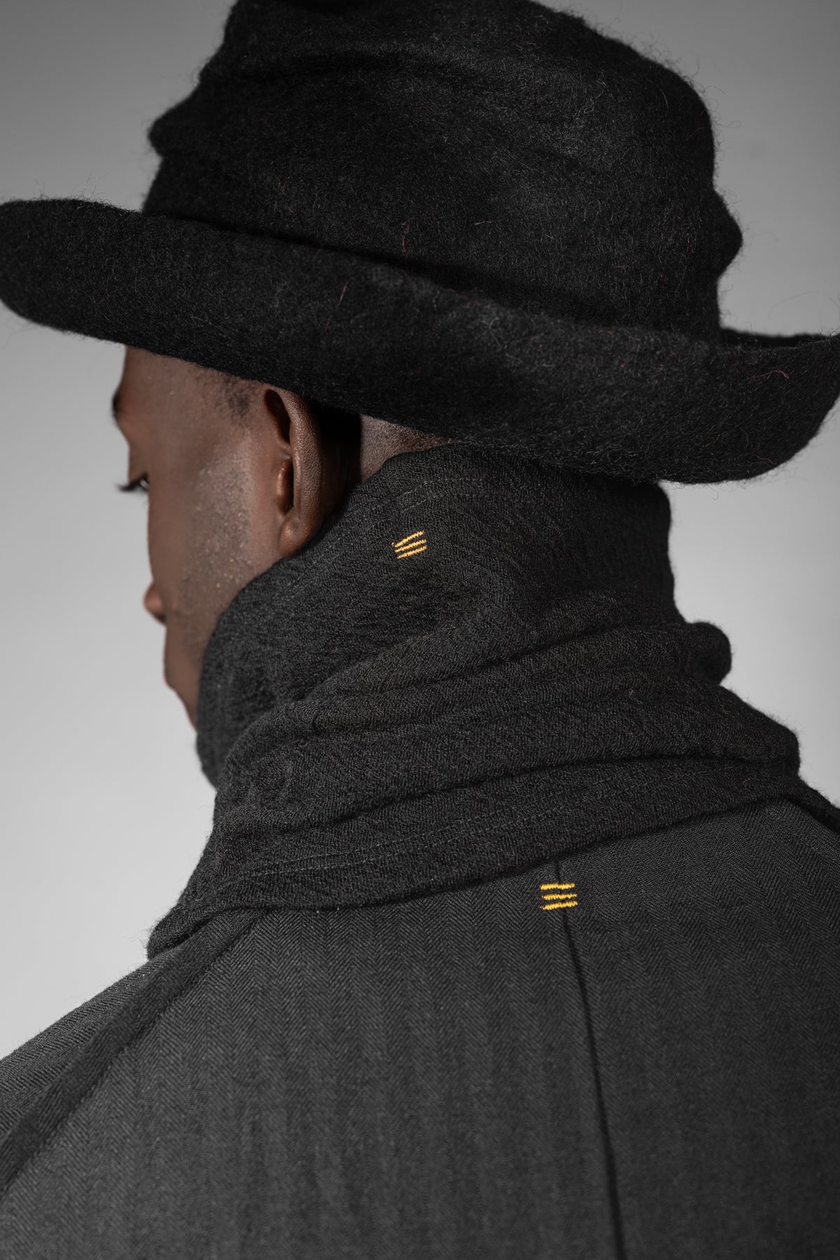 eigensinnig wien | Charybdis | Schlauchschal und Beanie in Einem aus schwarzer Merino Wolle