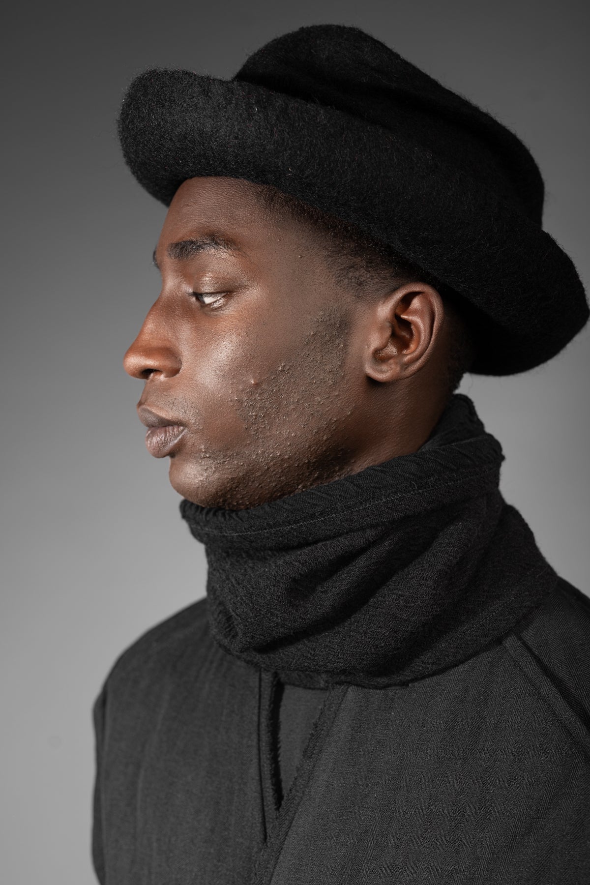 eigensinnig wien | Charybdis | Schlauchschal und Beanie in Einem aus schwarzer Merino Wolle