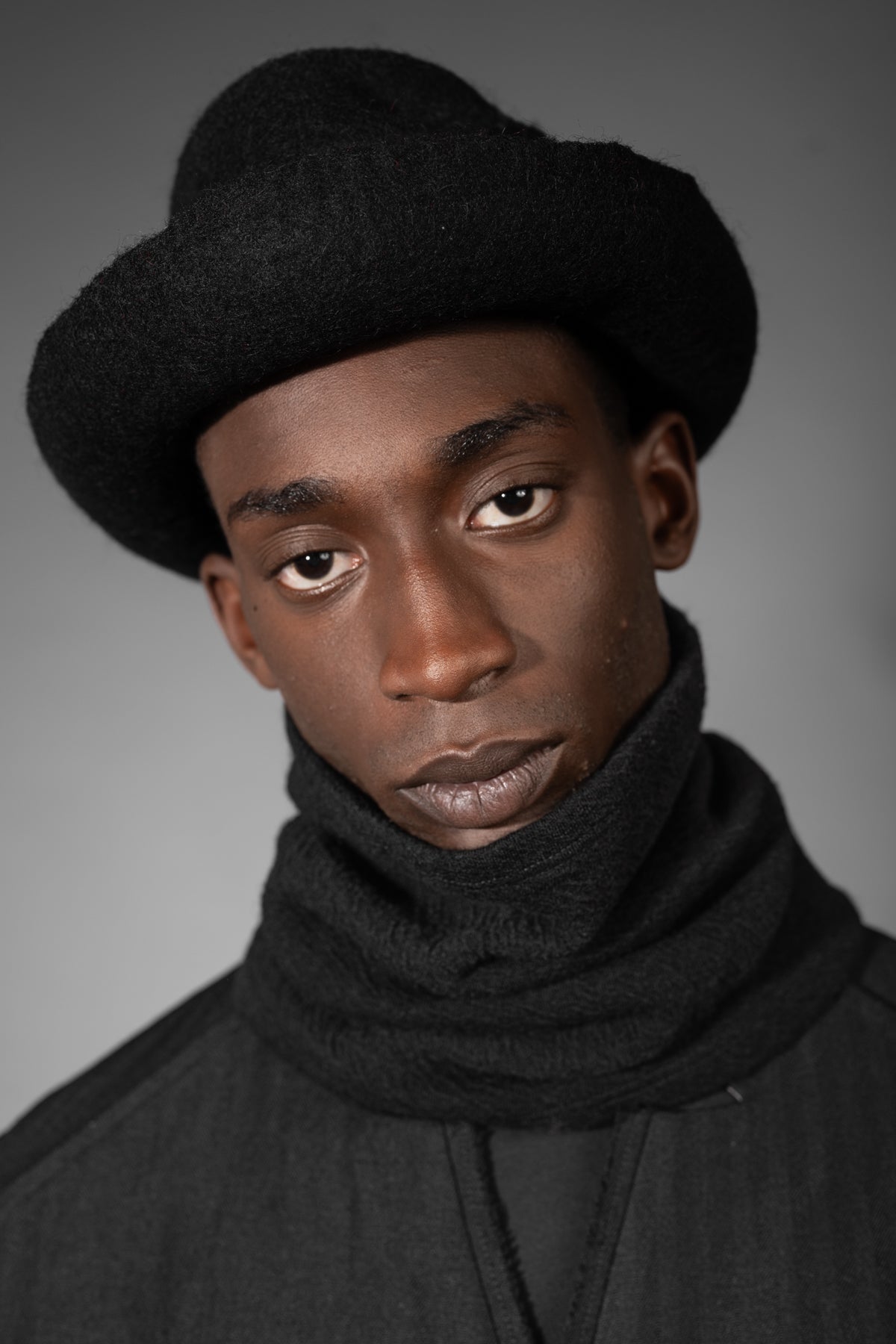 eigensinnig wien | Charybdis | Schlauchschal und Beanie in Einem aus schwarzer Merino Wolle