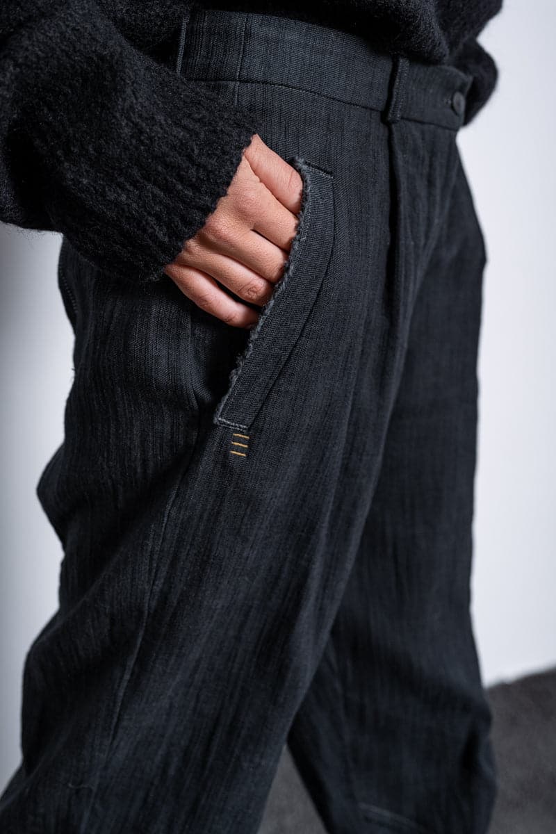 eigensinnig wien | Châtelet | Besondere Damenhose mit geradem Bein aus Baumwolle in schwarz