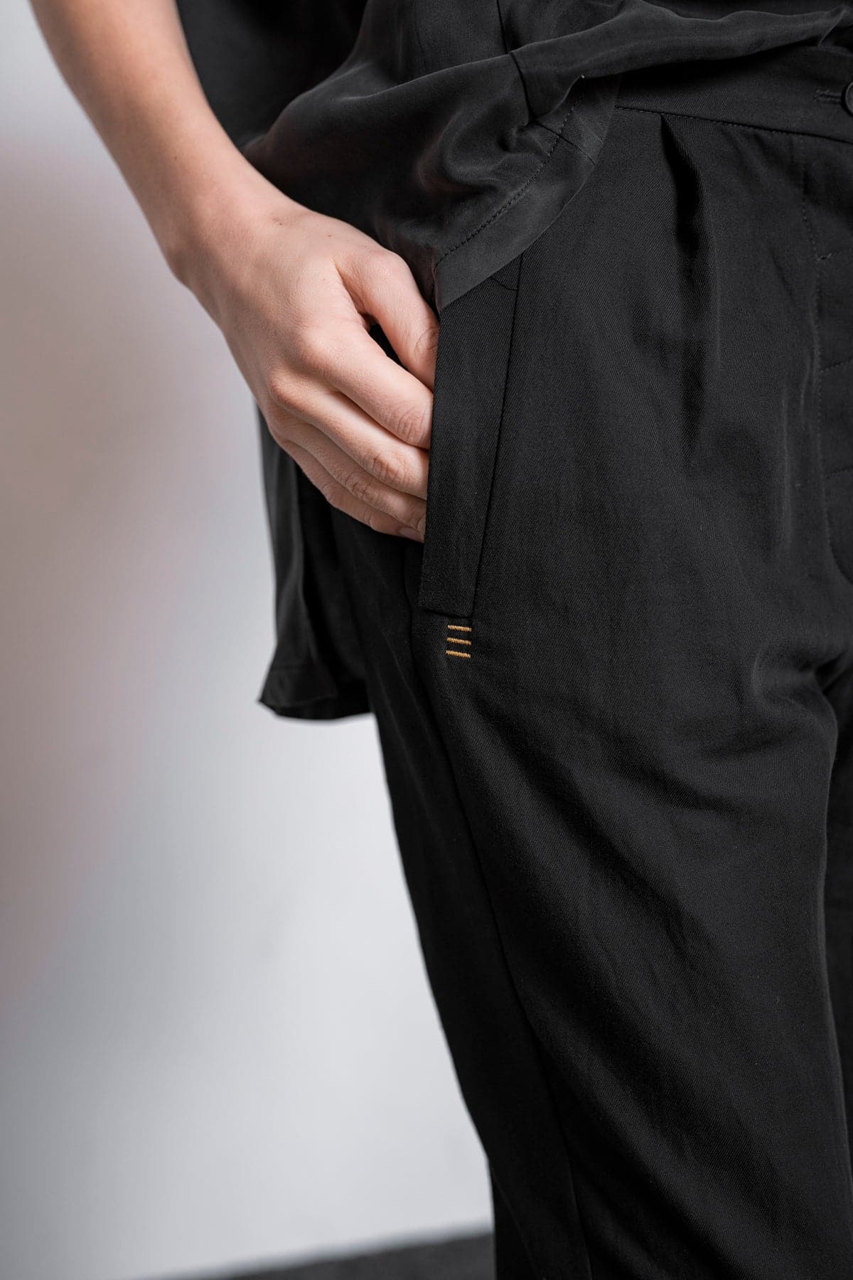 eigensinnig wien | Châtelet | Schwarze Sommerhose für Damen aus leichter Baumwolle