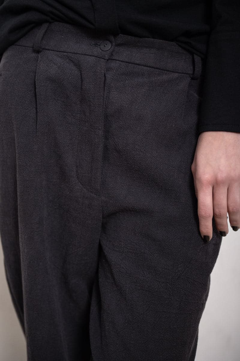 eigensinnig wien | Châtelet | Spezielle Damenhose mit geradem Bein aus Leinen in anthrazit