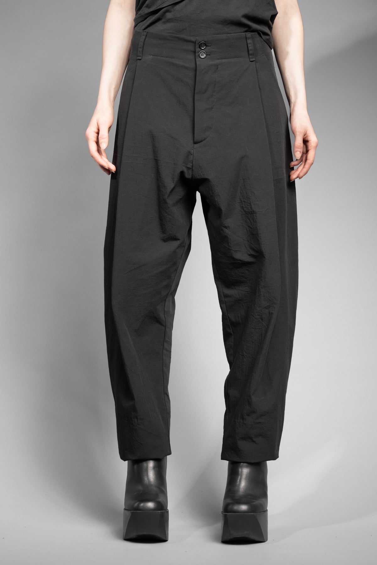 eigensinnig wien | Chiavacci | Schwarze, weite Drop Crotch Pants mit Bundfalten aus japanischer Baumwolle