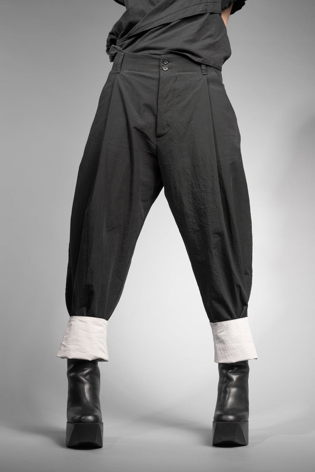 eigensinnig wien | Chiavacci | Schwarze, weite Drop Crotch Pants mit Bundfalten aus japanischer Baumwolle