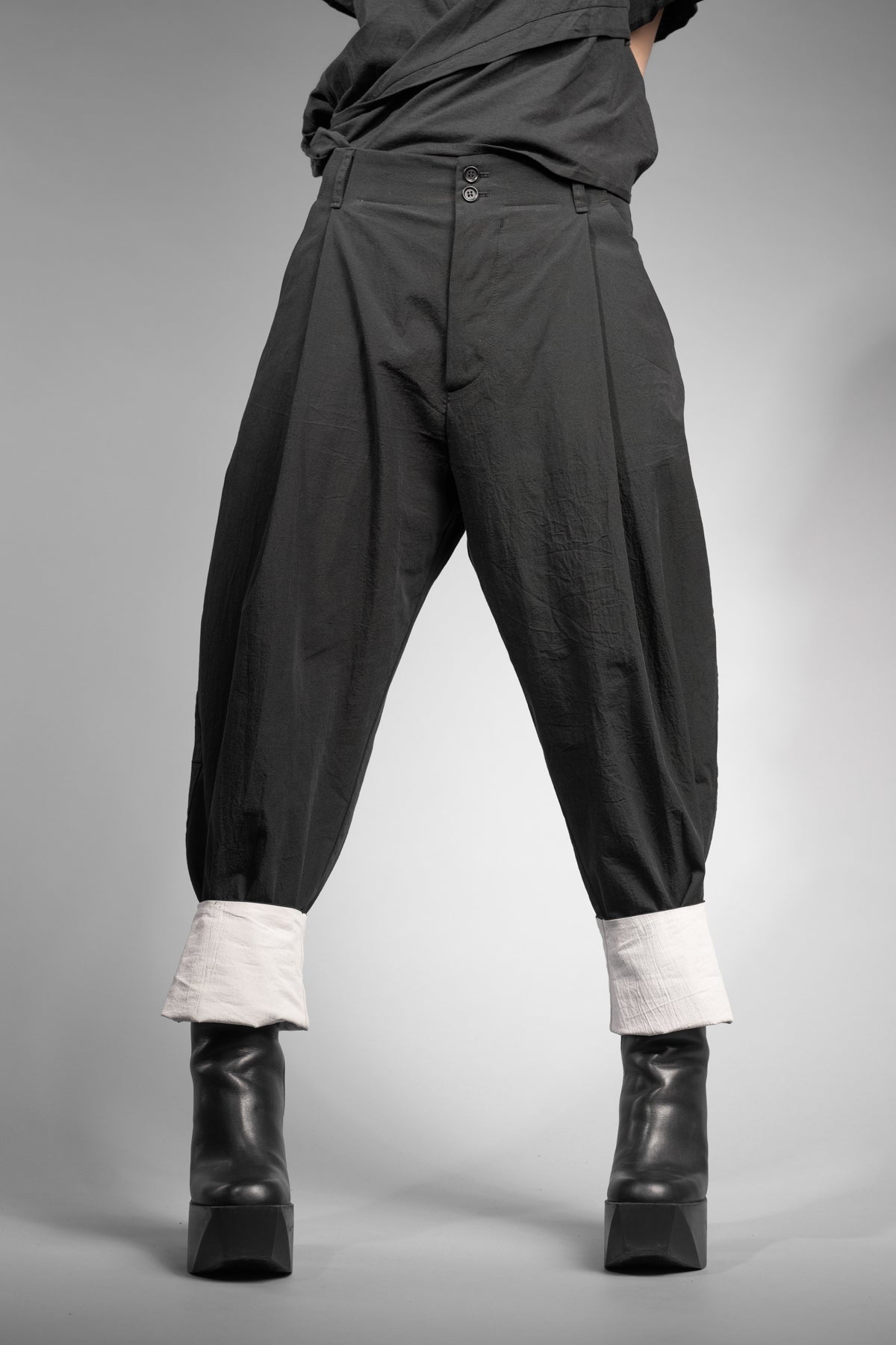 eigensinnig wien | Chiavacci | Schwarze, weite Drop Crotch Pants mit Bundfalten aus japanischer Baumwolle