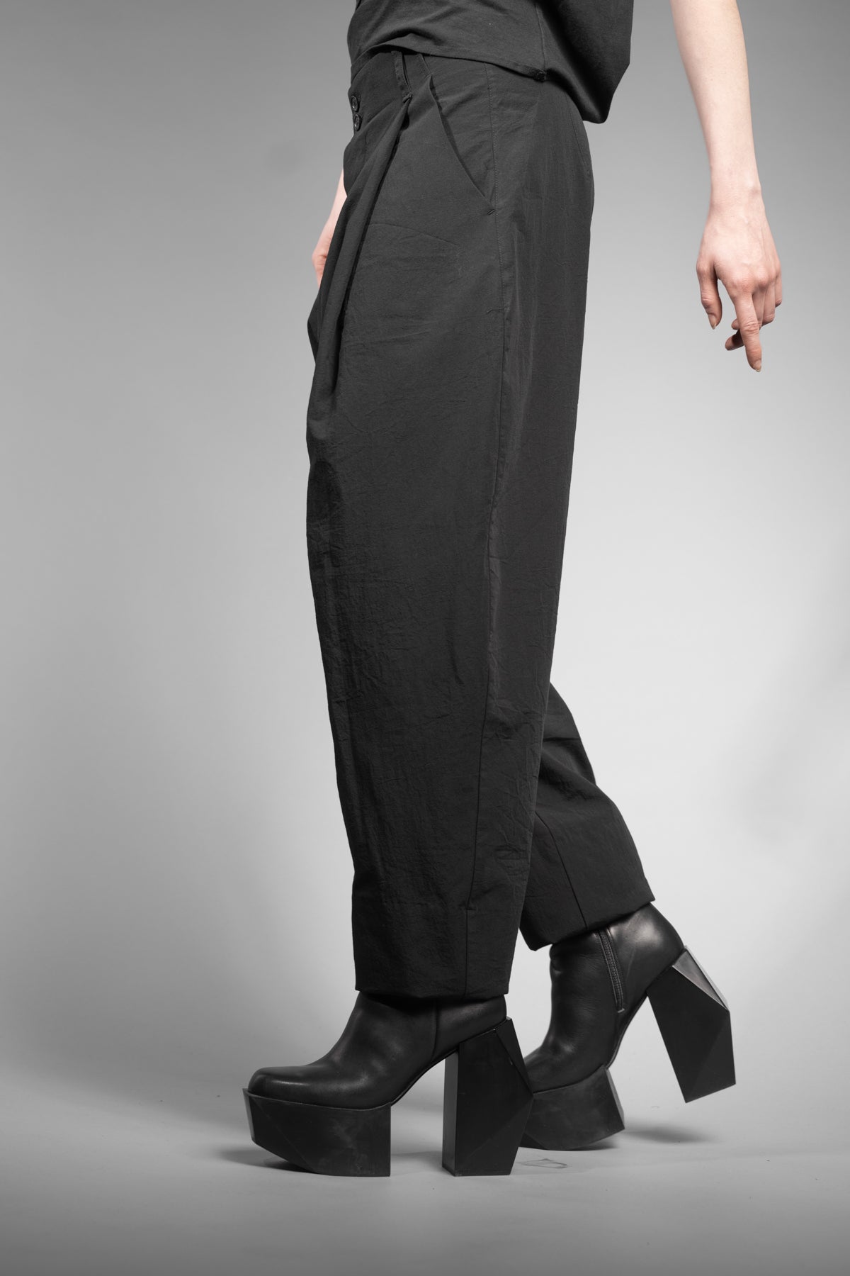 eigensinnig wien | Chiavacci | Schwarze, weite Drop Crotch Pants mit Bundfalten aus japanischer Baumwolle