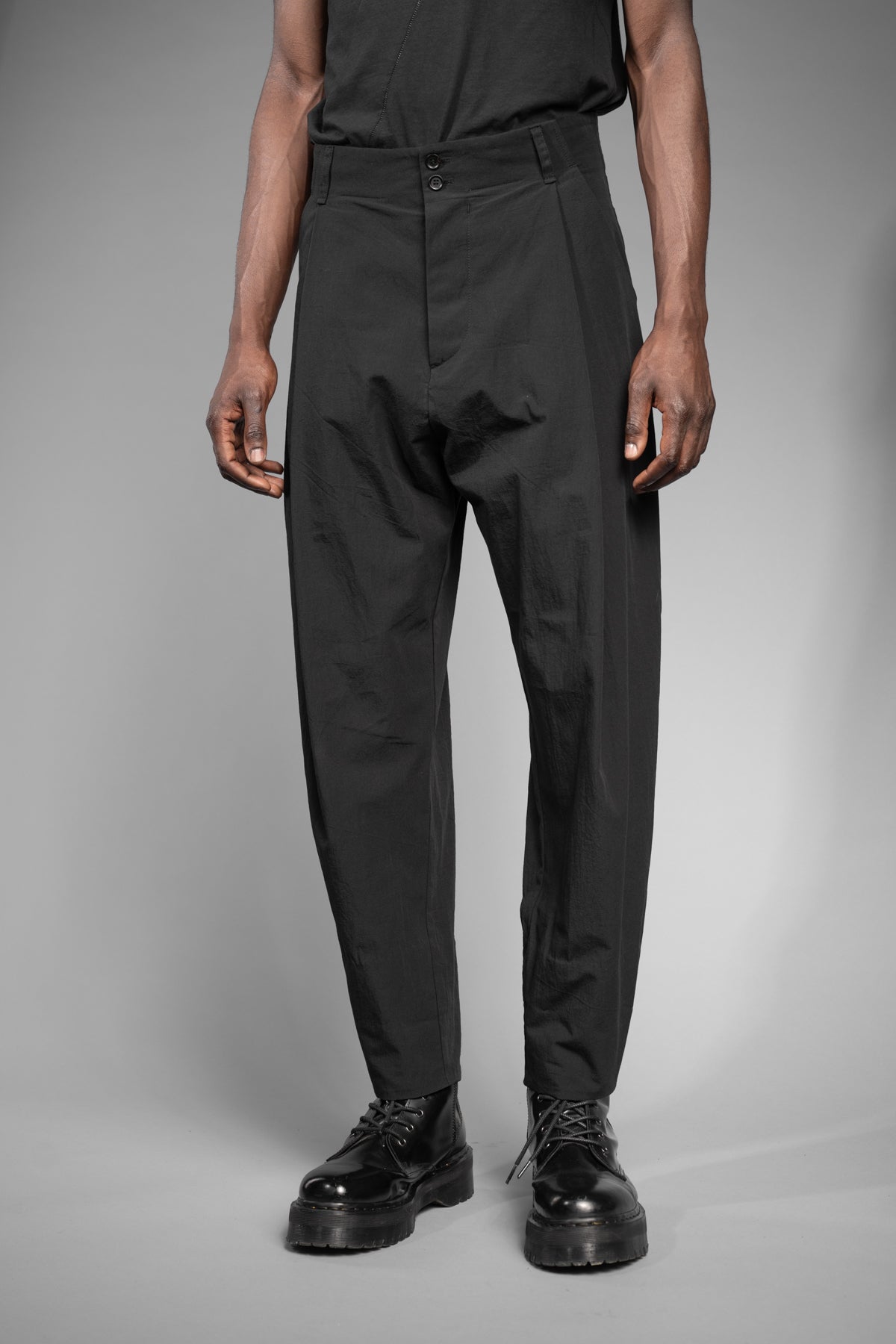 eigensinnig wien | Chiavacci | Schwarze, weite Drop Crotch Pants mit Bundfalten aus japanischer Baumwolle