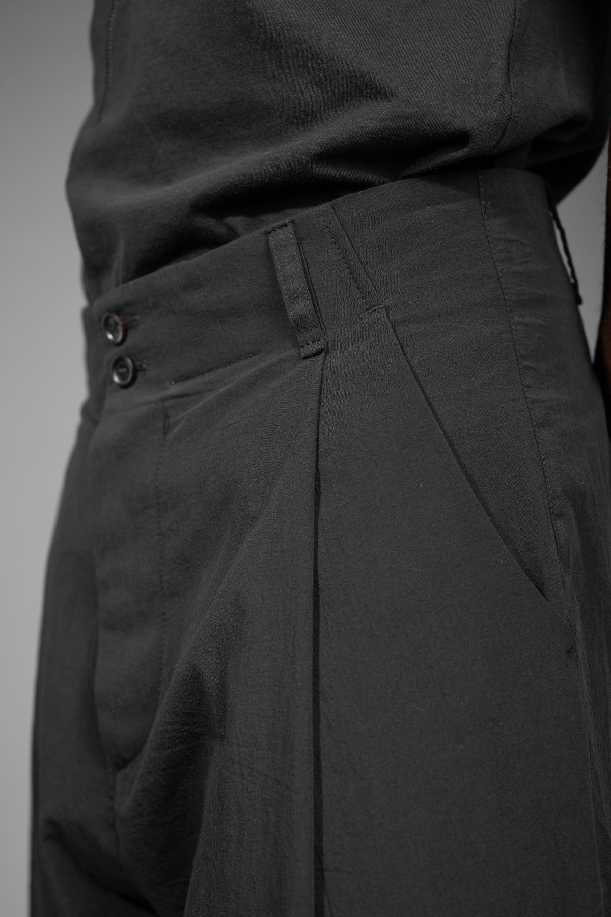 eigensinnig wien | Chiavacci | Schwarze, weite Drop Crotch Pants mit Bundfalten aus japanischer Baumwolle
