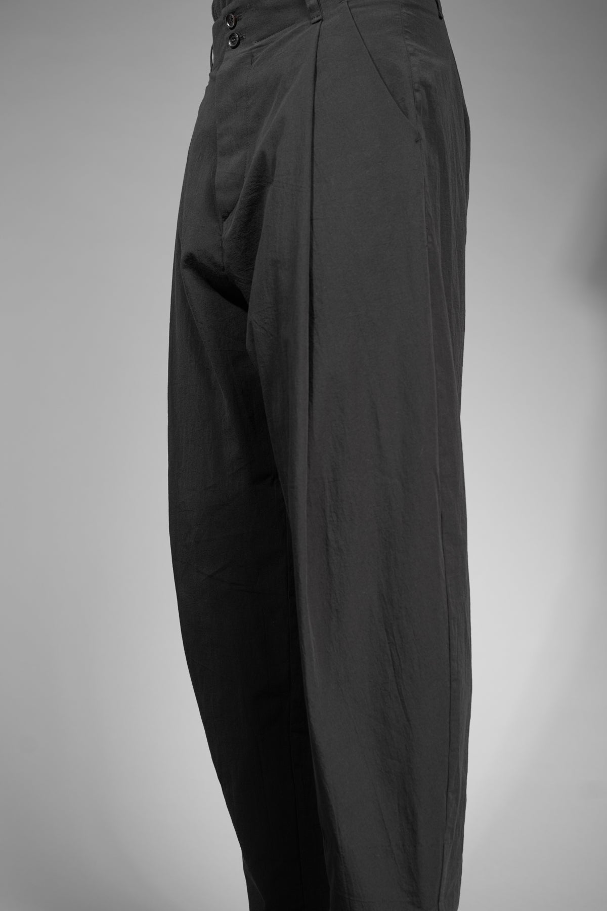 eigensinnig wien | Chiavacci | Schwarze, weite Drop Crotch Pants mit Bundfalten aus japanischer Baumwolle