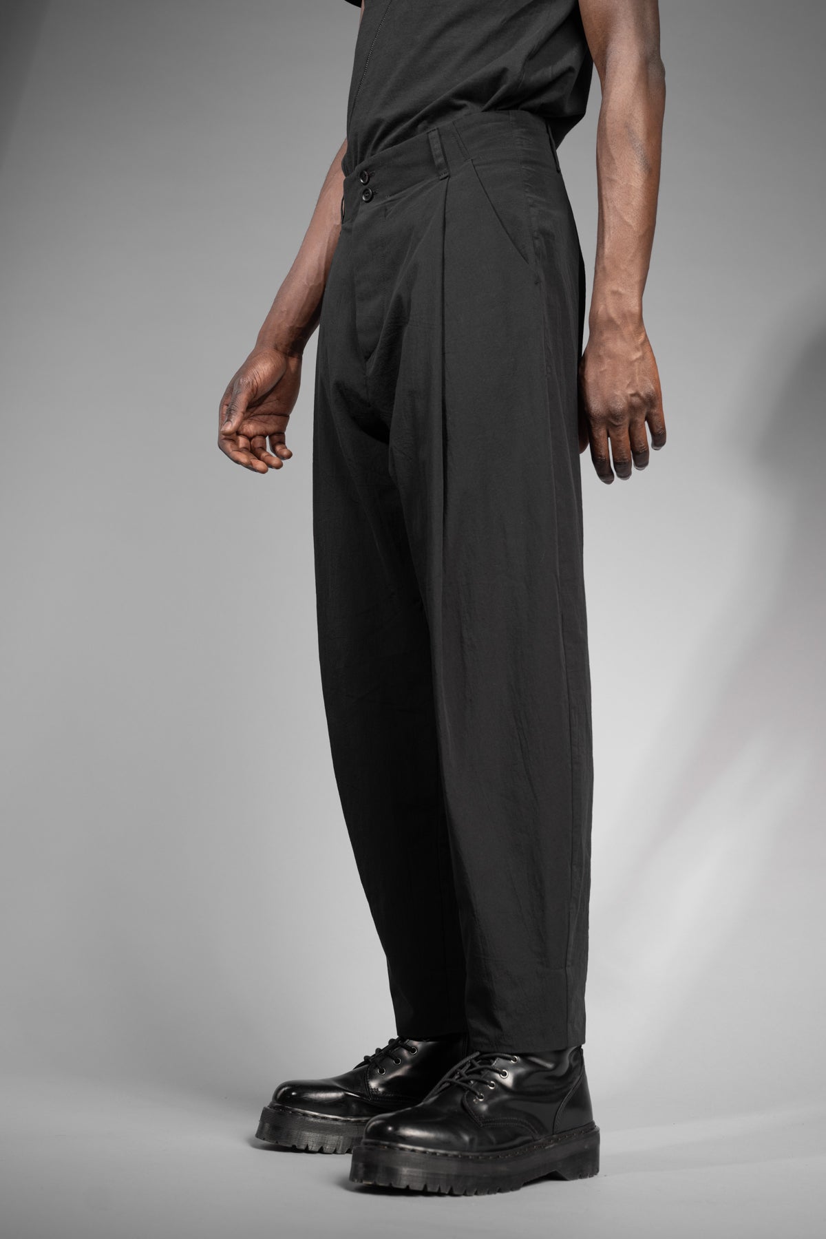 eigensinnig wien | Chiavacci | Schwarze, weite Drop Crotch Pants mit Bundfalten aus japanischer Baumwolle