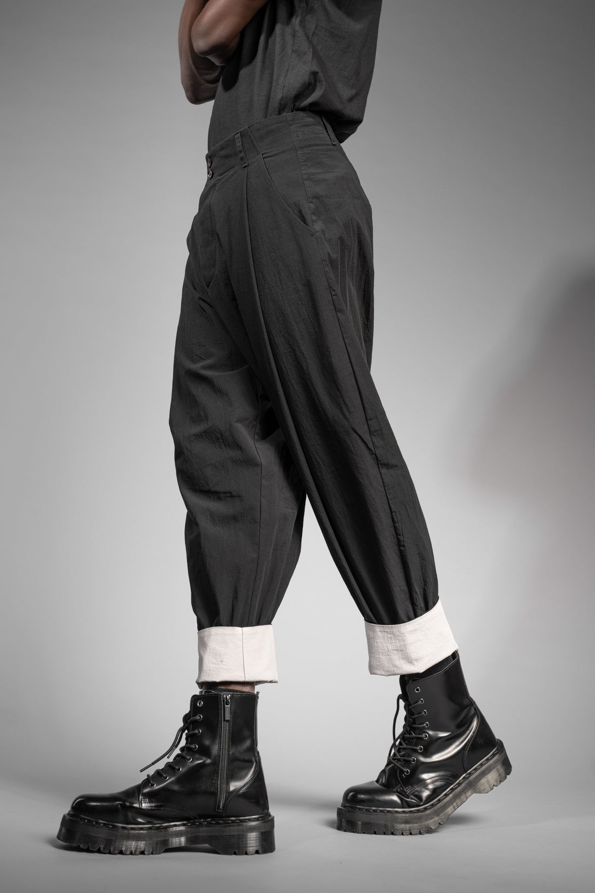 eigensinnig wien | Chiavacci | Schwarze, weite Drop Crotch Pants mit Bundfalten aus japanischer Baumwolle