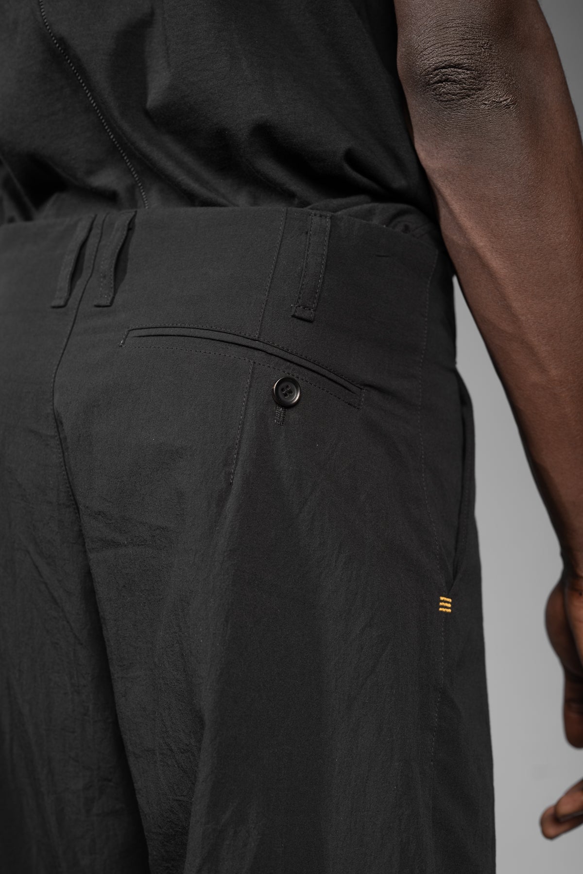 eigensinnig wien | Chiavacci | Schwarze, weite Drop Crotch Pants mit Bundfalten aus japanischer Baumwolle