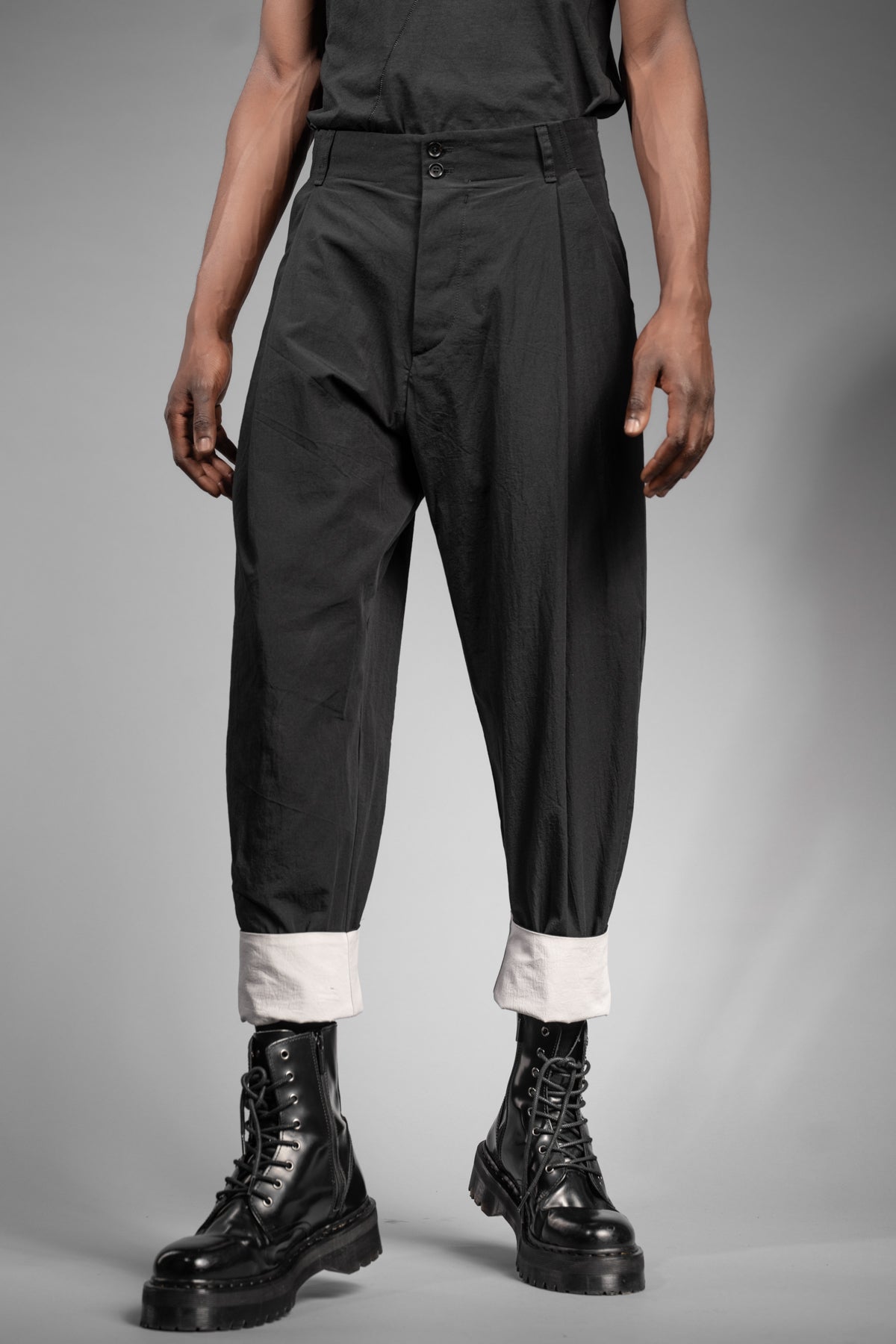 eigensinnig wien | Chiavacci | Schwarze, weite Drop Crotch Pants mit Bundfalten aus japanischer Baumwolle