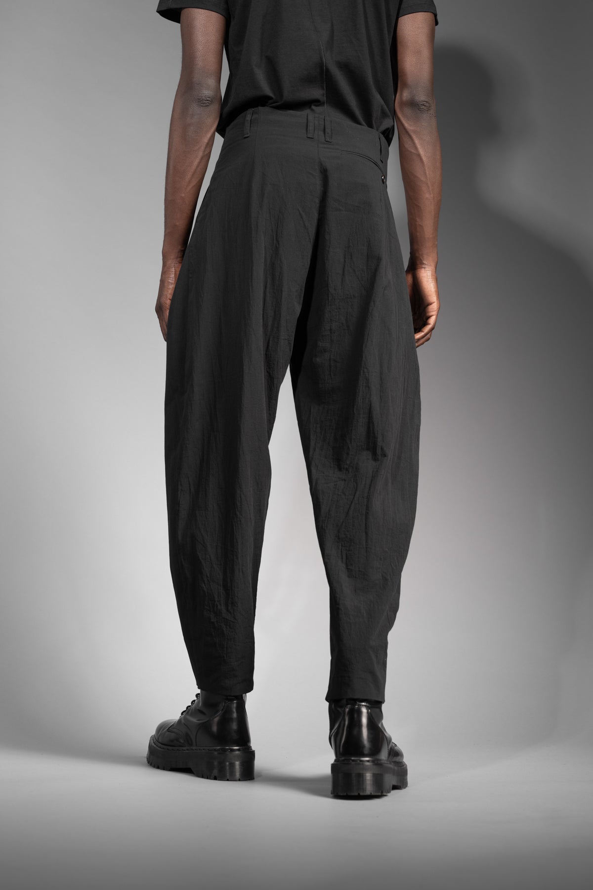 eigensinnig wien | Chiavacci | Schwarze, weite Drop Crotch Pants mit Bundfalten aus japanischer Baumwolle