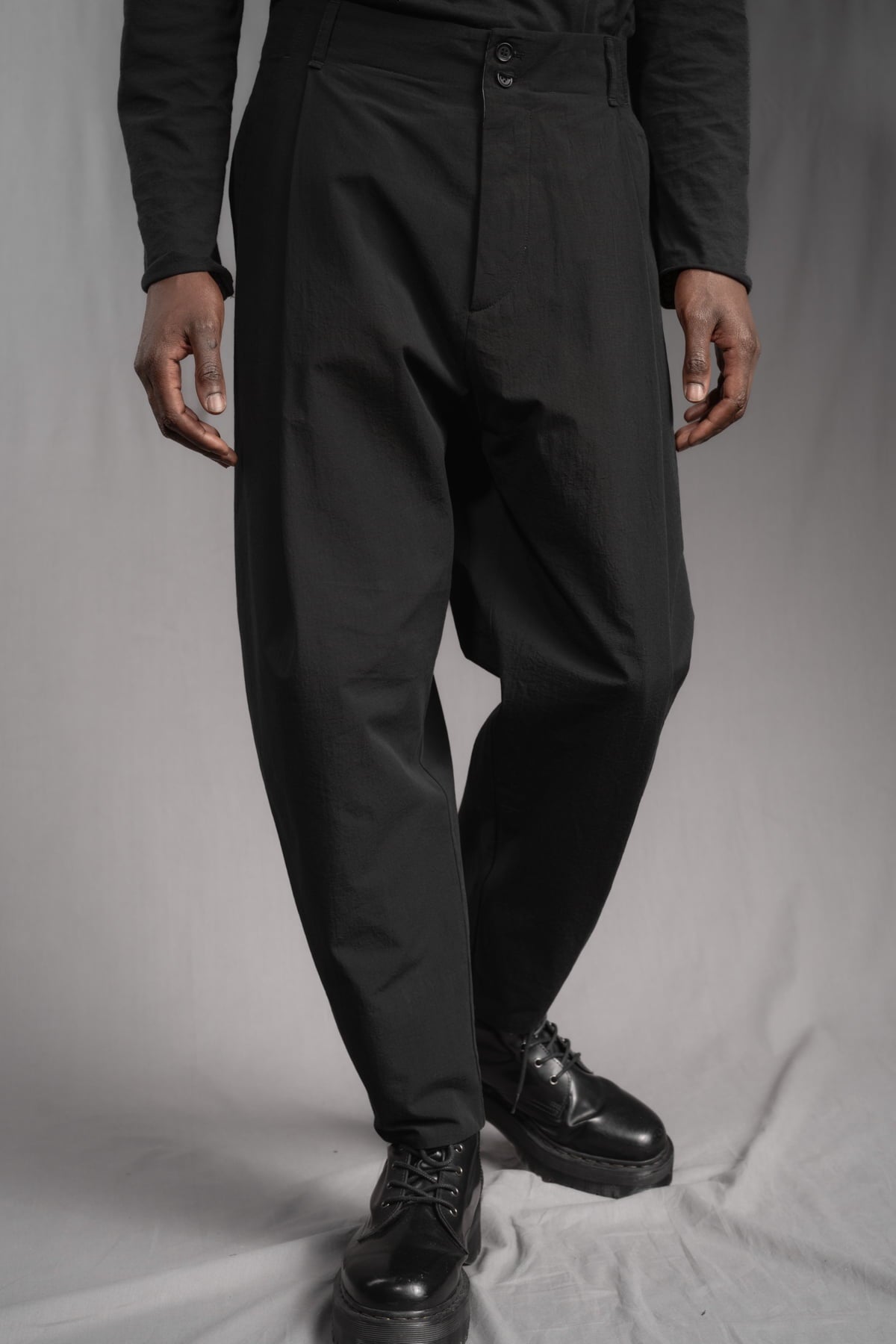 eigensinnig wien | Chiavacci | Schwarze, weite Drop Crotch Pants mit Bundfalten aus japanischer Baumwolle