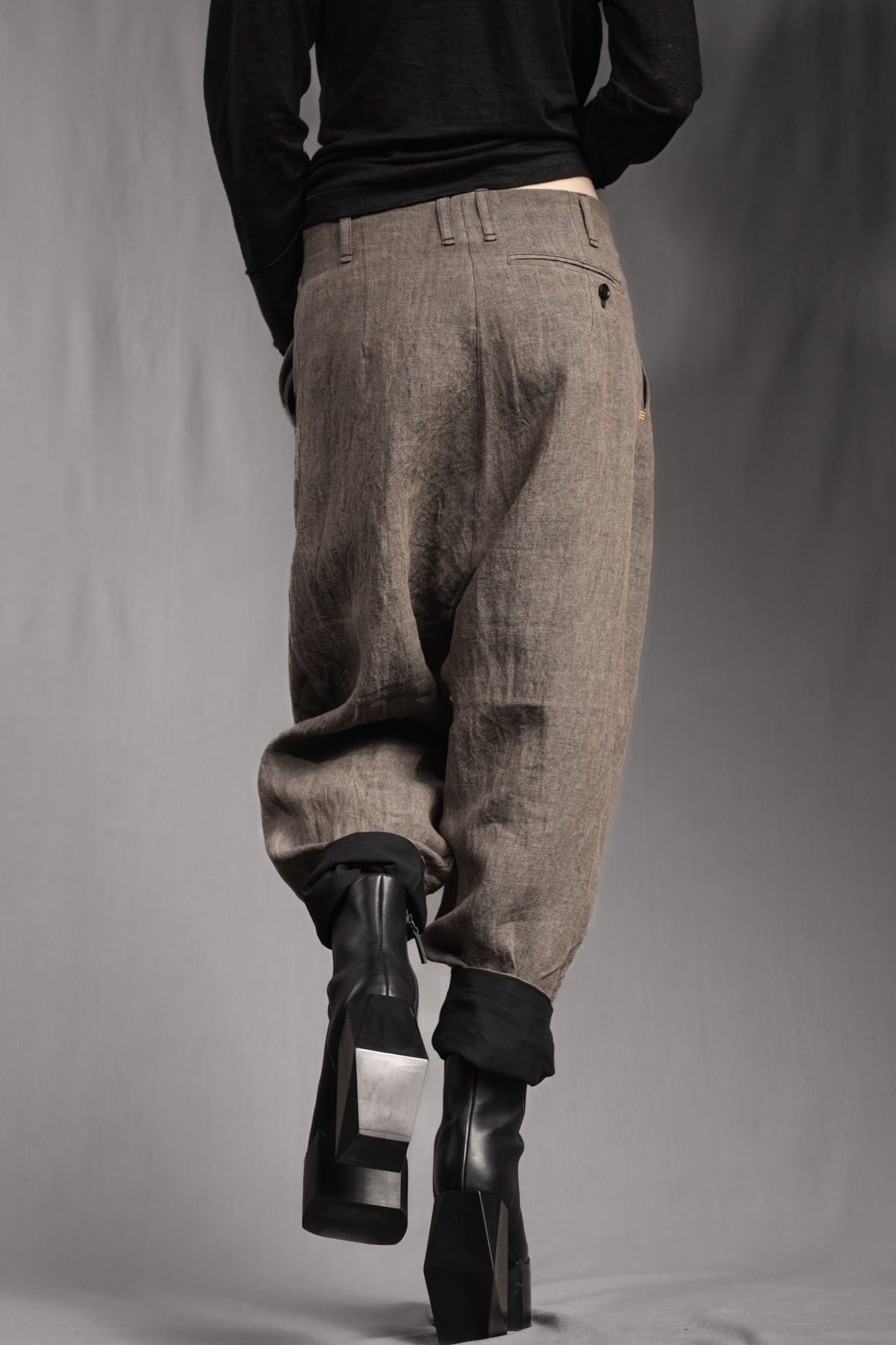 eigensinnig wien | Chiavacci | Weite Designer-Sommerhose mit Bundfalten aus Leinen