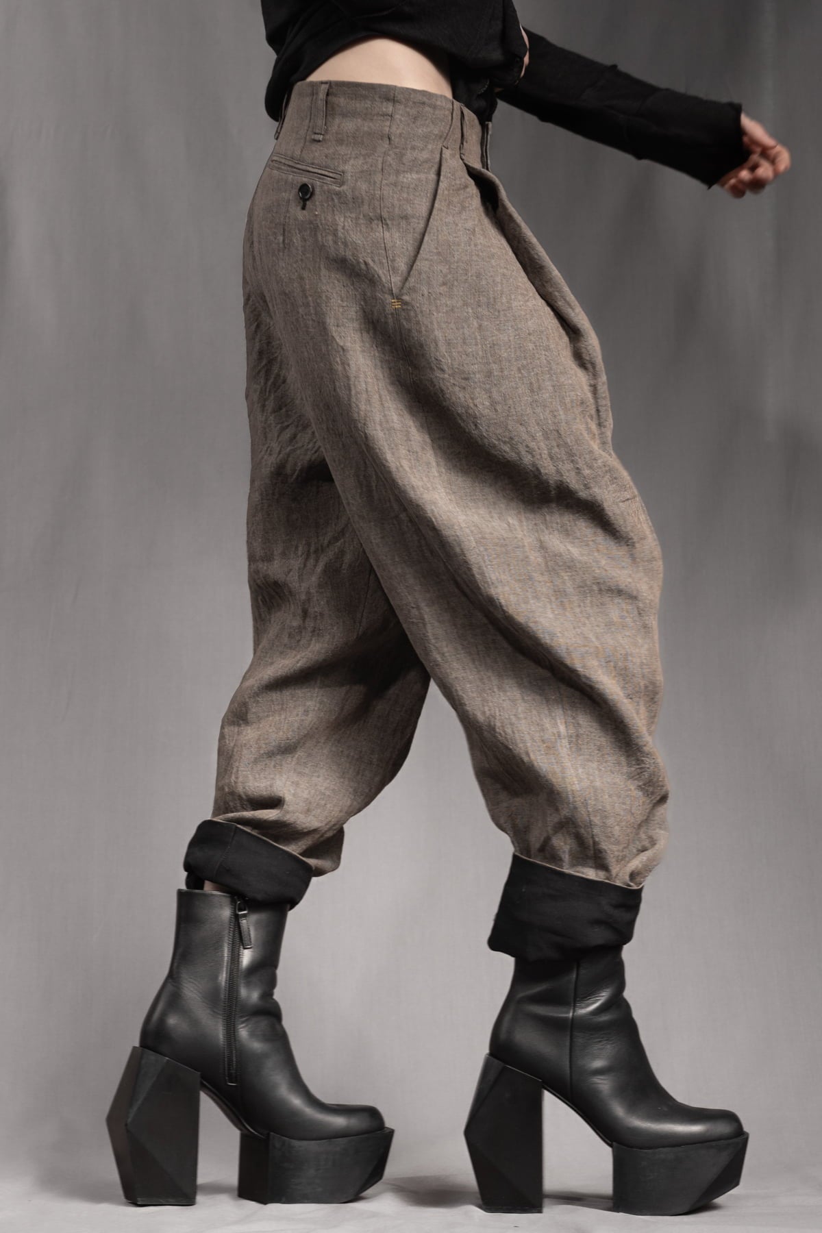 eigensinnig wien | Chiavacci | Weite Designer-Sommerhose mit Bundfalten aus Leinen