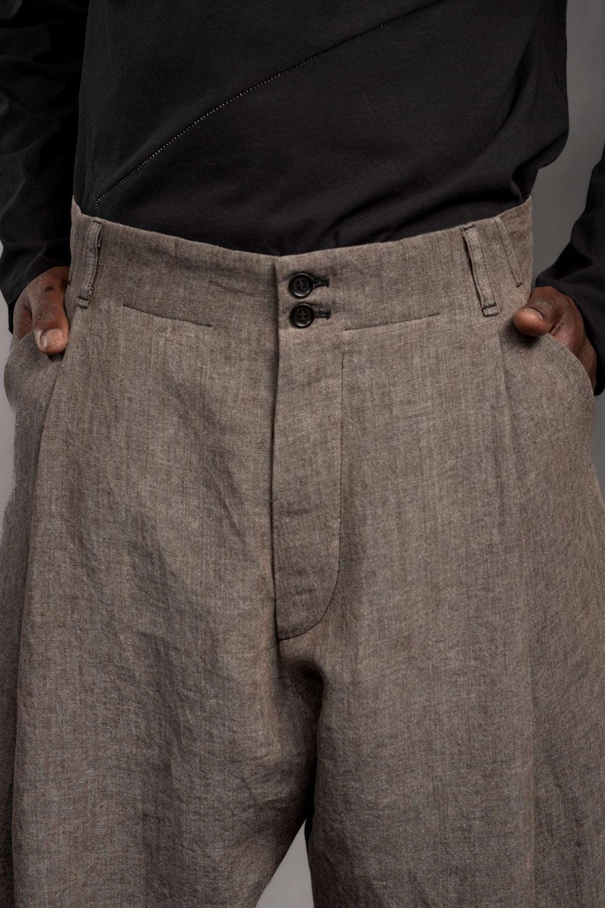 eigensinnig wien | Chiavacci | Weite Designer-Sommerhose mit Bundfalten aus Leinen