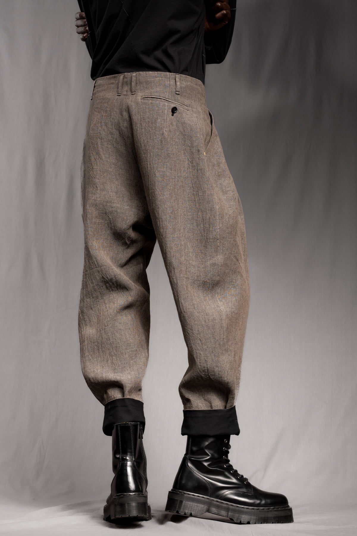 eigensinnig wien | Chiavacci | Weite Designer-Sommerhose mit Bundfalten aus Leinen