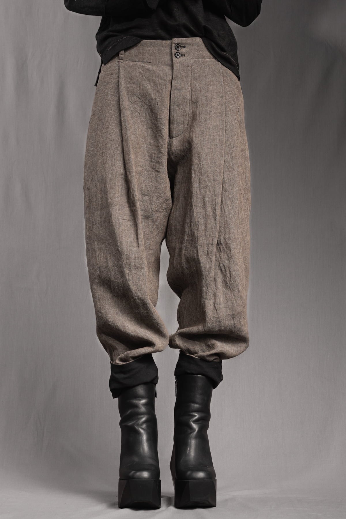 eigensinnig wien | Chiavacci | Weite Designer-Sommerhose mit Bundfalten aus Leinen